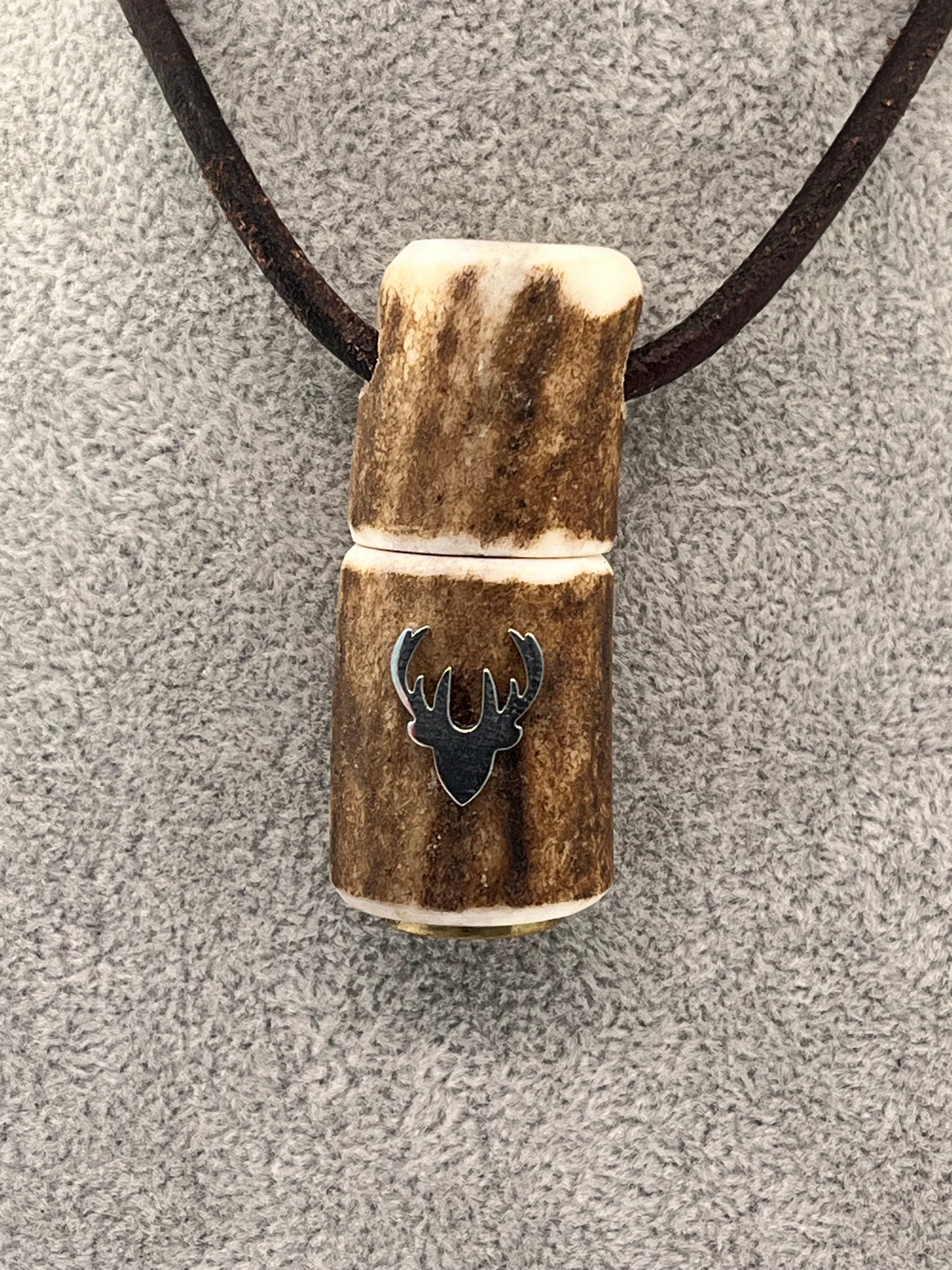 Tablettendose aus Hirschhorn mit Hülsenboden