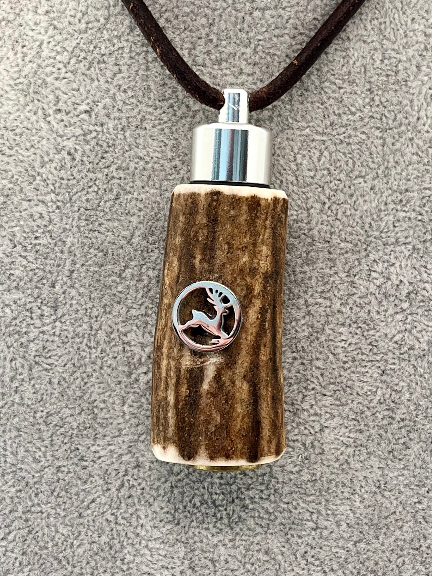 Tablettendose aus Hirschhorn mit Hirschmotiv und Hülsenboden