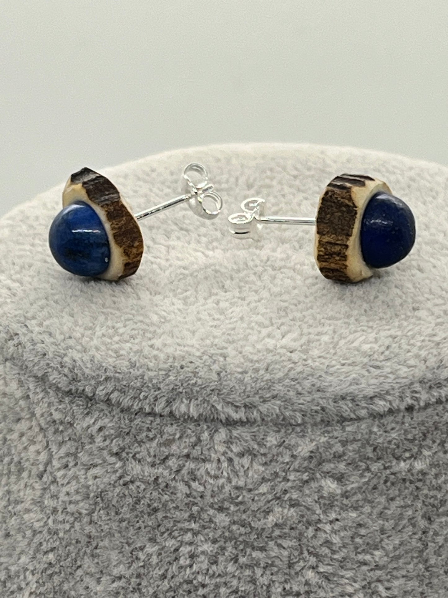 Ohrstecker aus Hirschhorn mit Lapislazuli-Halbperle und 925er Silber