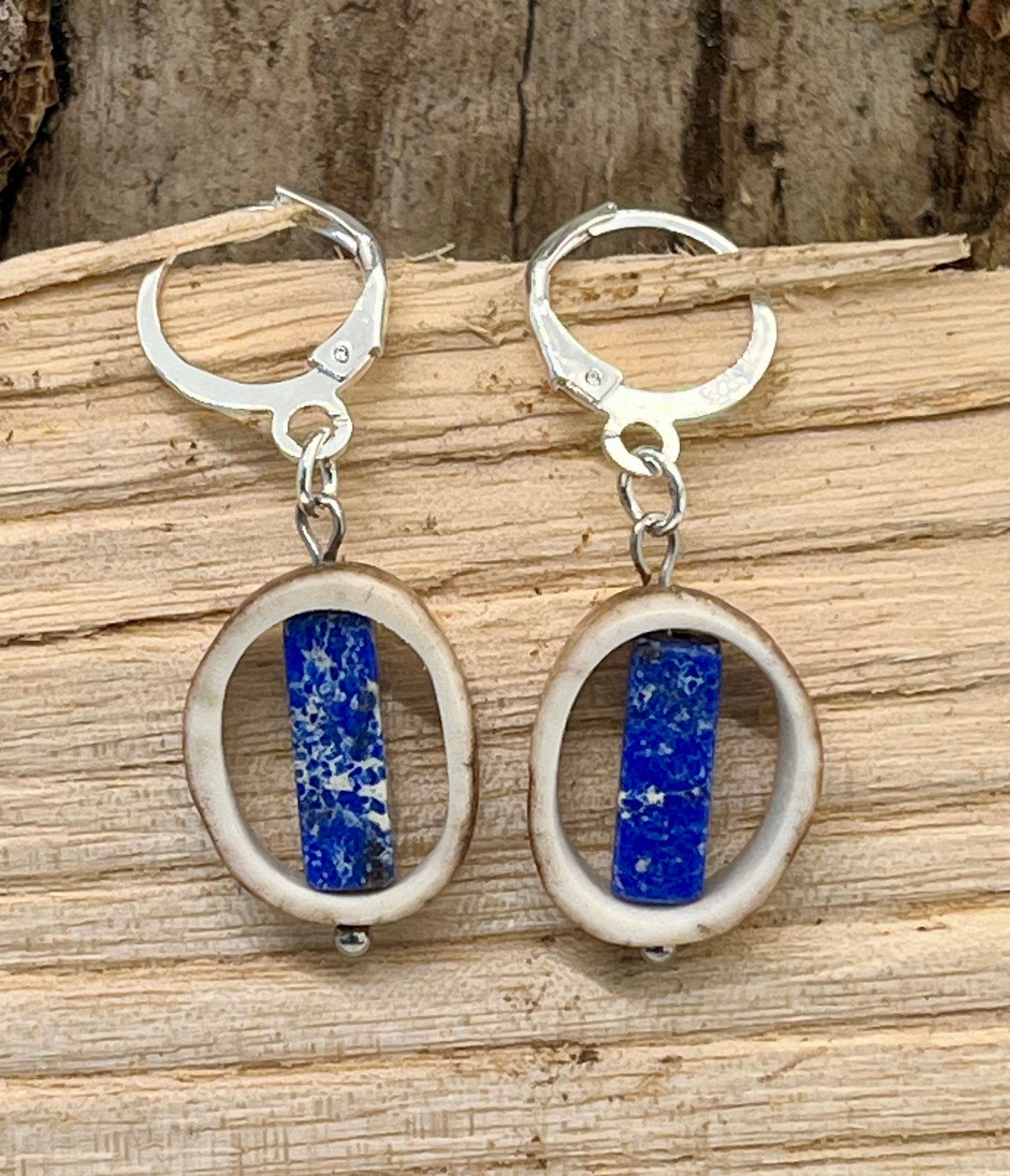 Handgefertigte Ohrringe aus Hirschhorn mit Lapislazuli