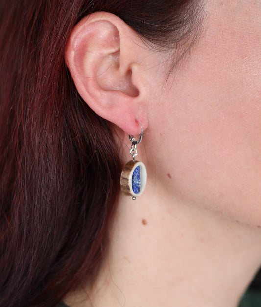 Handgefertigte Ohrringe aus Hirschhorn mit Lapislazuli