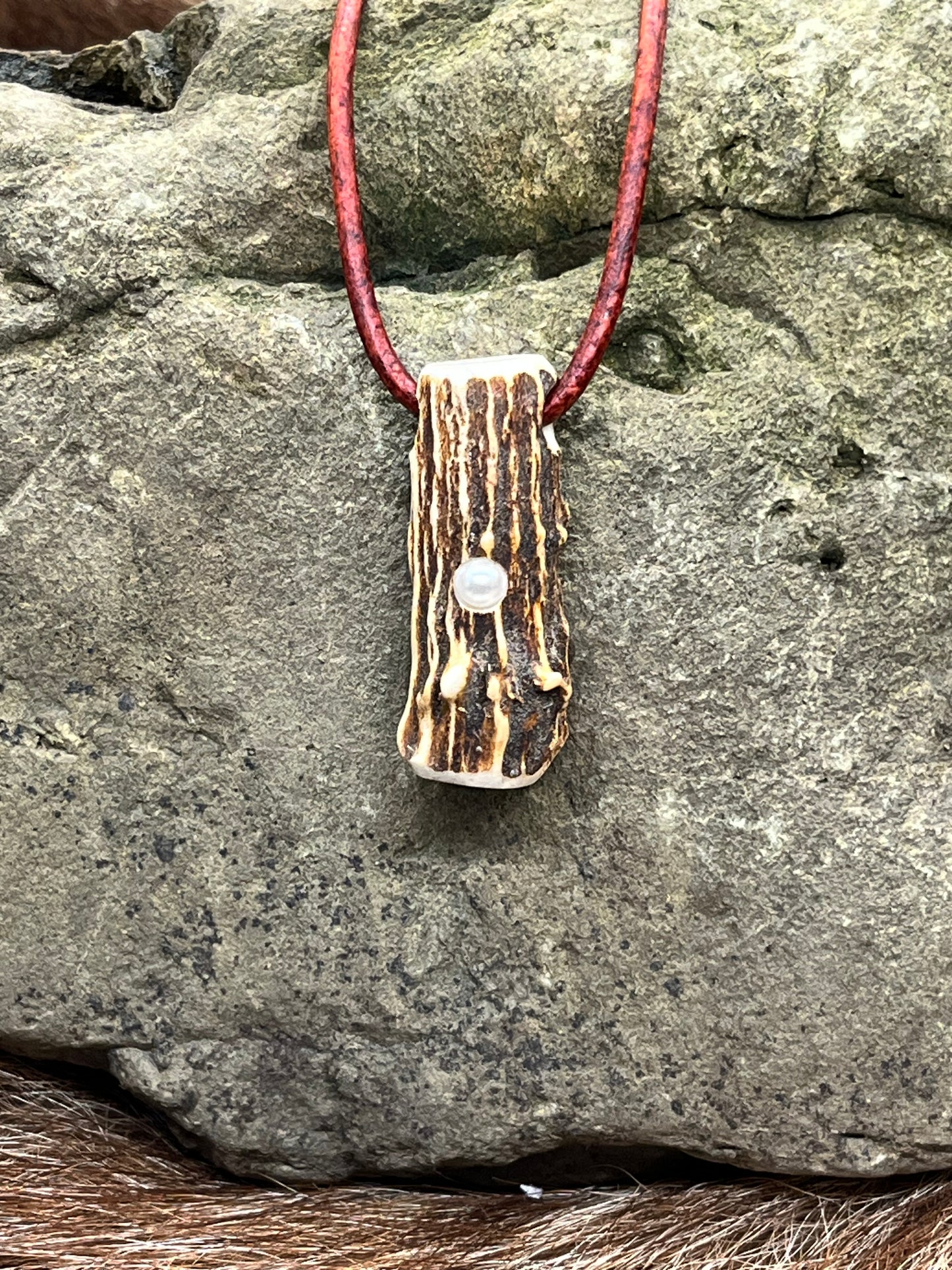 Anhänger aus Hirschhorn mit Kunstperle