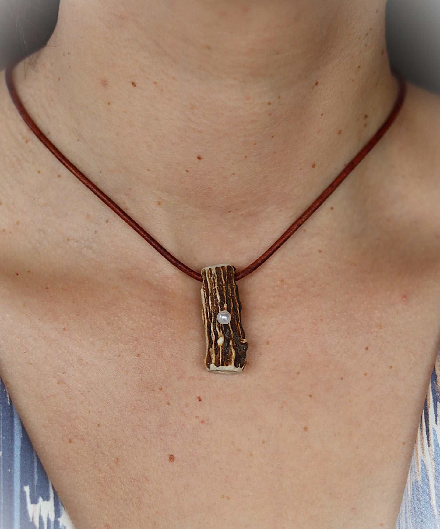 Anhänger aus Hirschhorn mit Kunstperle