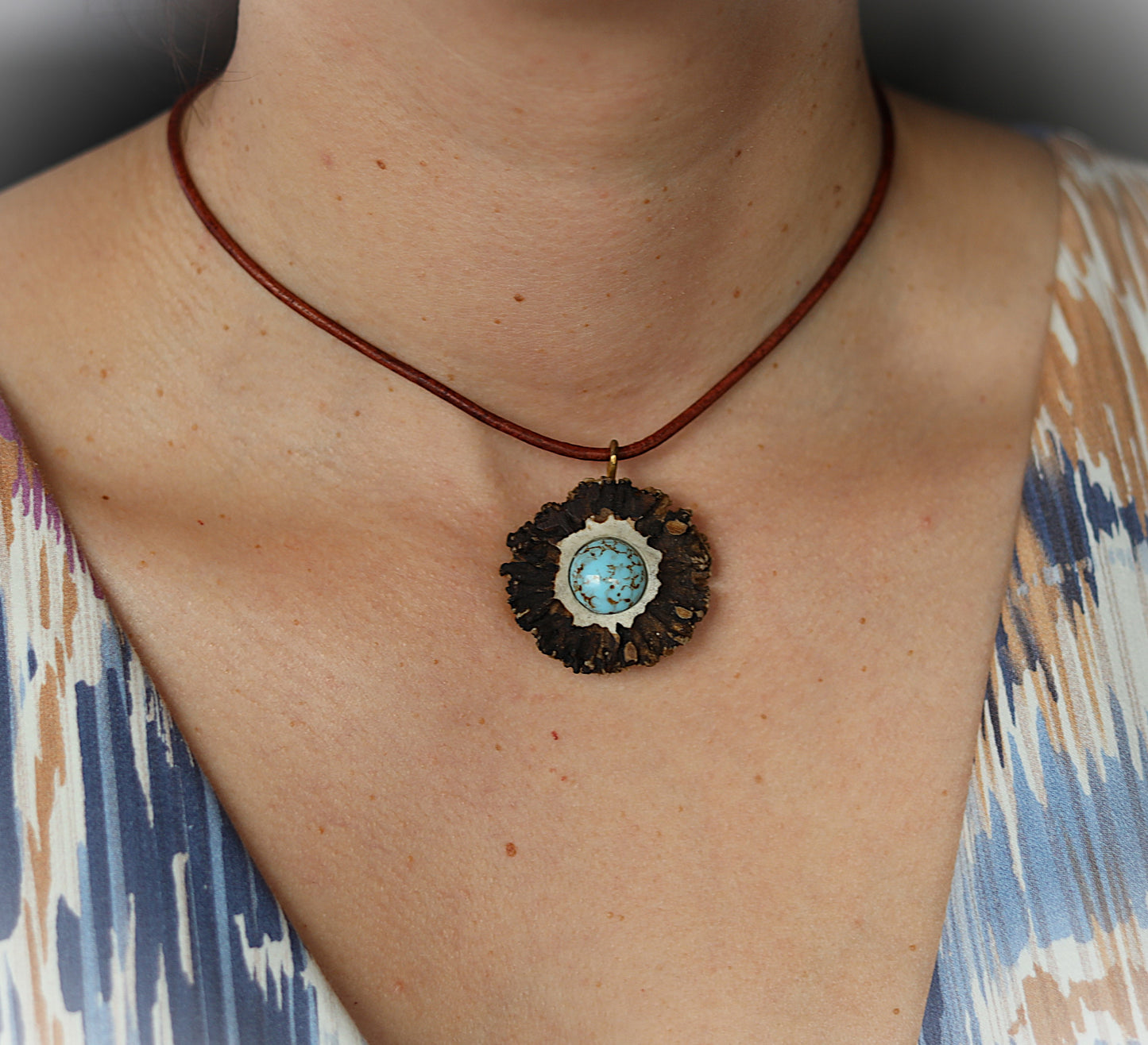 Anhänger aus Rehbockrose mit eingelassenem Türkis