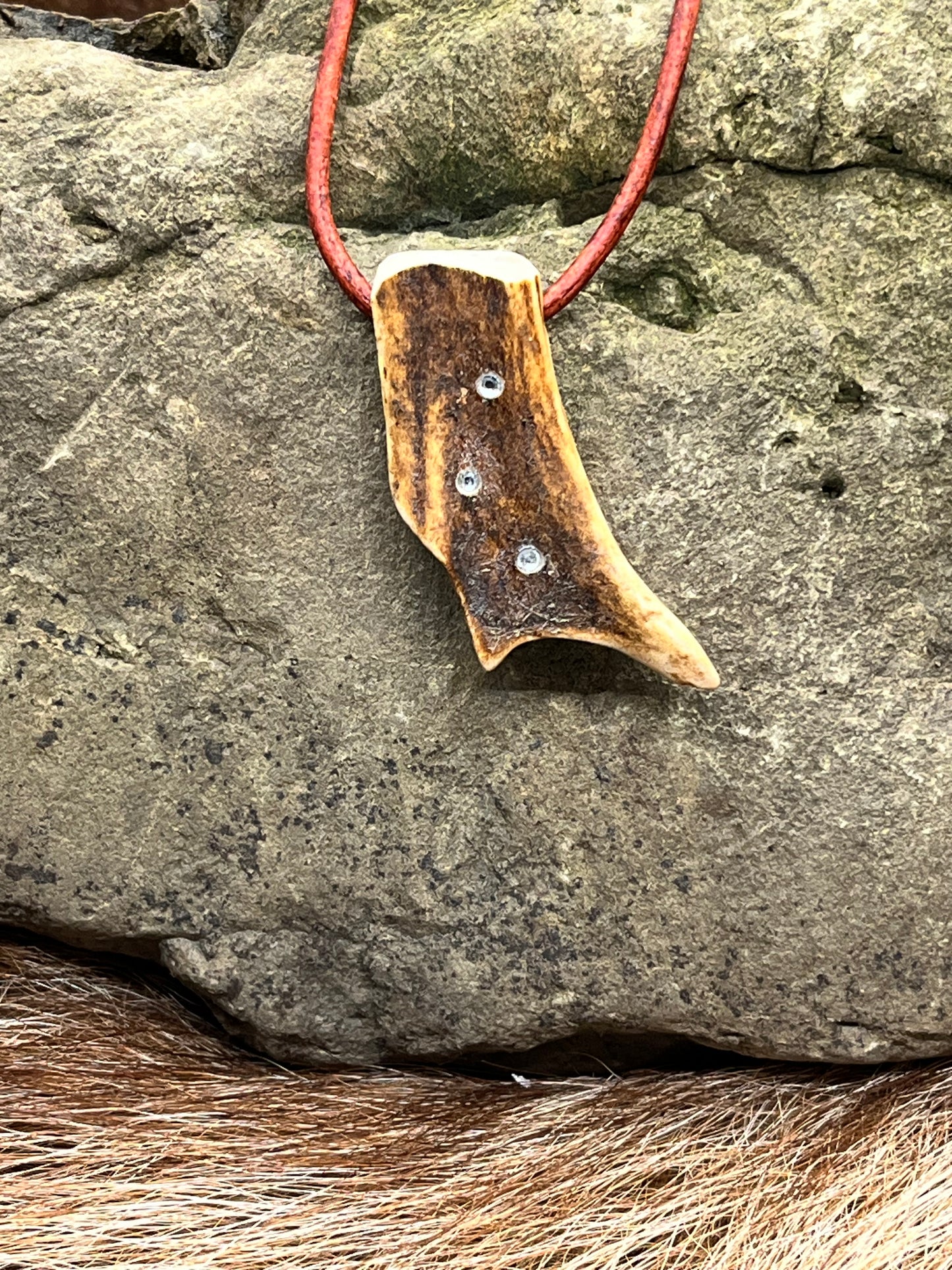 Anhänger aus Hirschhorn mit Strassstein