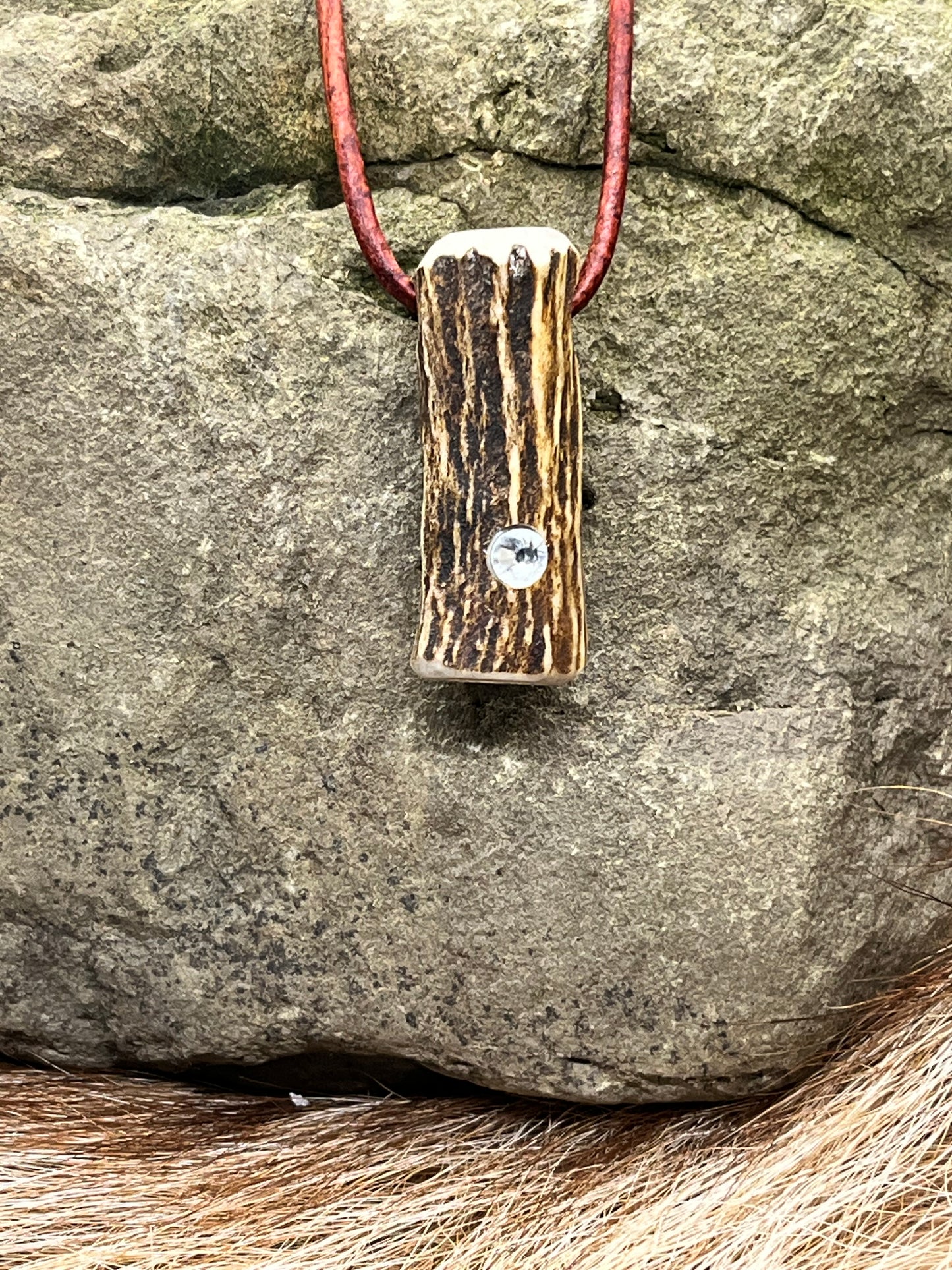 Anhänger aus Hirschhorn mit Strassstein