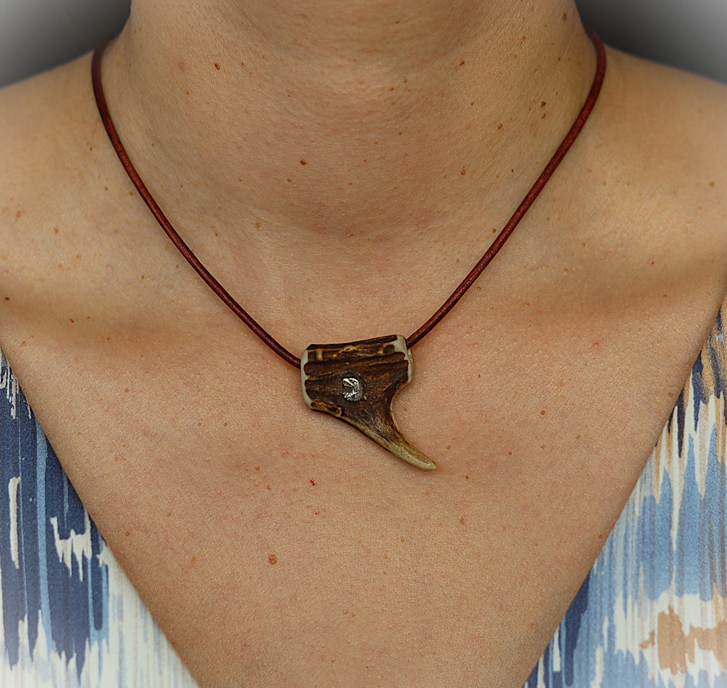 Anhänger aus Hirschhorn mit silbernem Adlerkopf