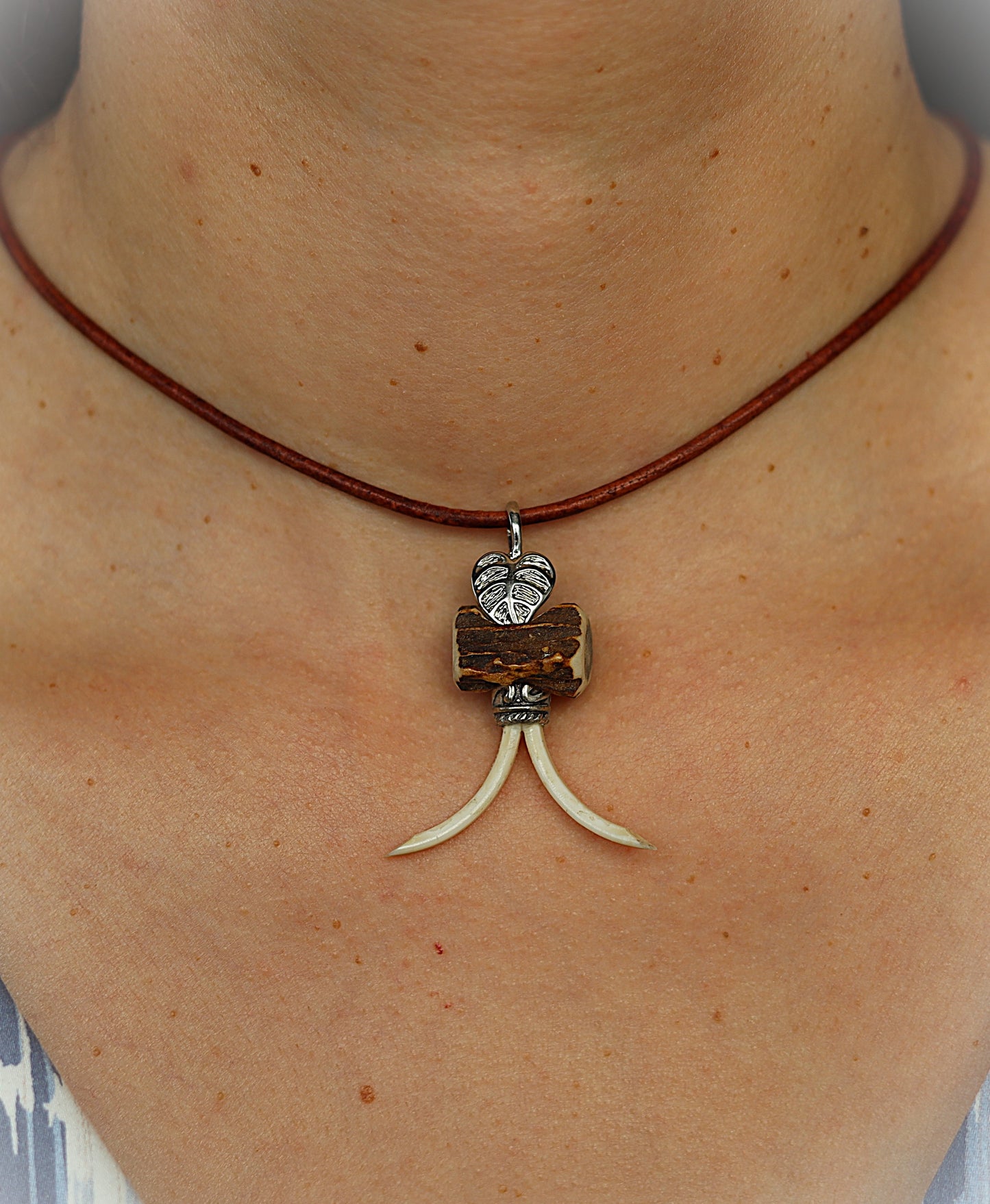 Anhänger aus Hirschhorn, Metall und Hasenzähnen