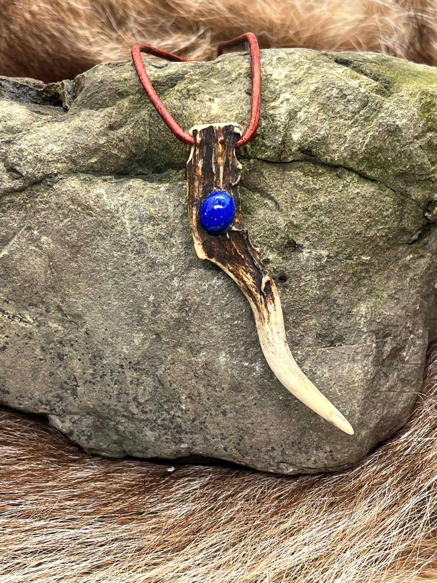 Anhänger aus Rehgehörn mit Lapislazuli