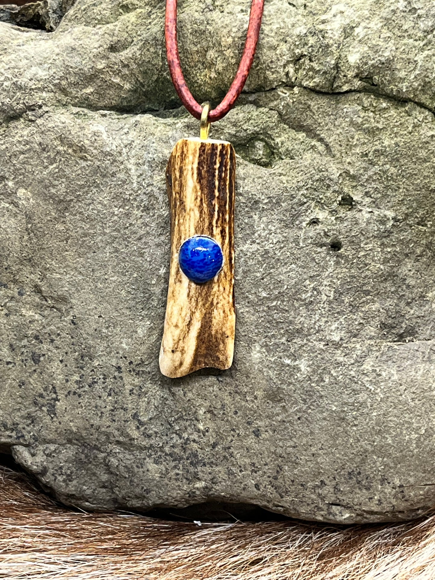 Anhänger aus Rehgehörn mit Lapislazuli