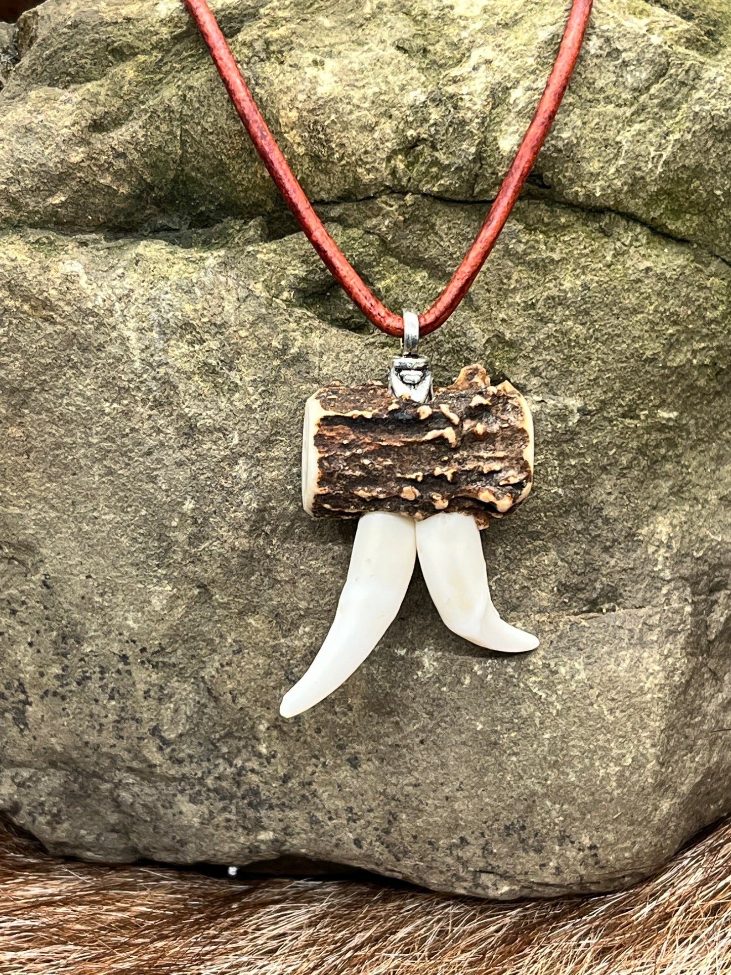 Anhänger aus Hirschhorn mit Fuchshaken