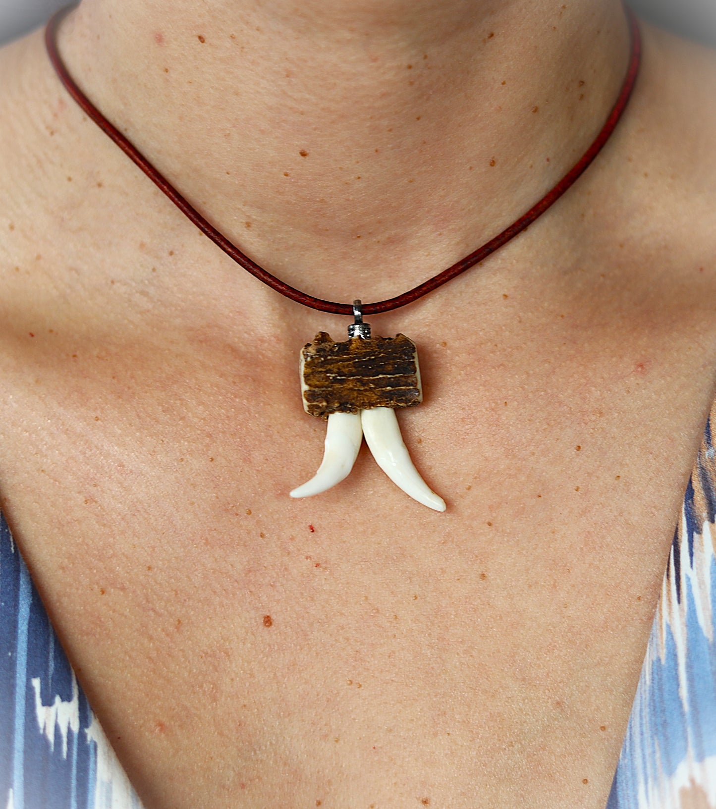 Anhänger aus Hirschhorn mit Fuchshaken