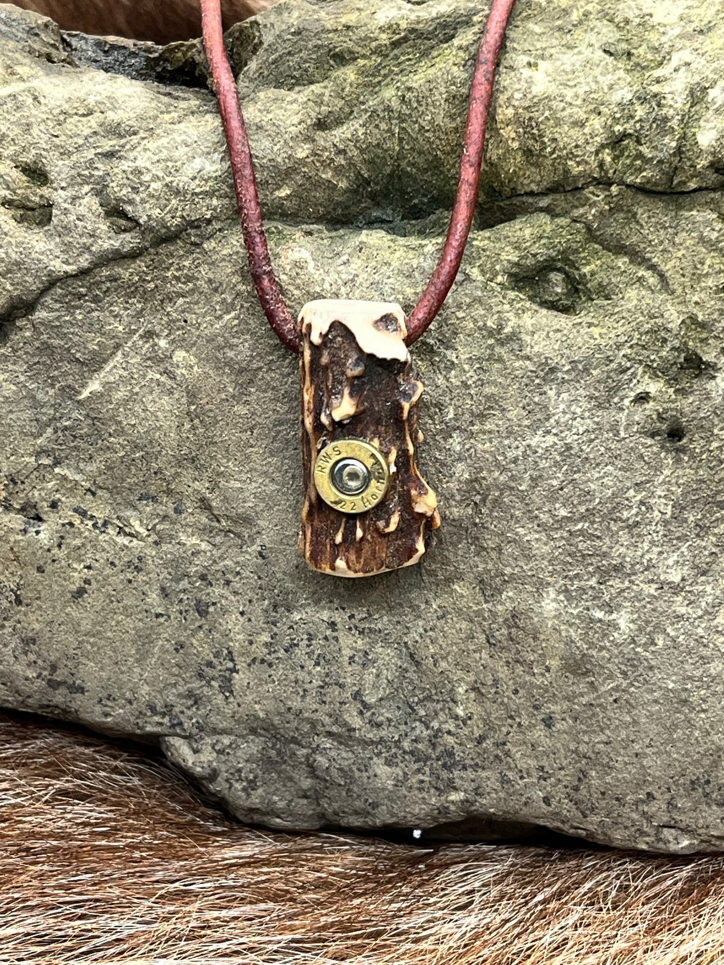 Anhänger aus Hirschhorn mit Patronenhülse