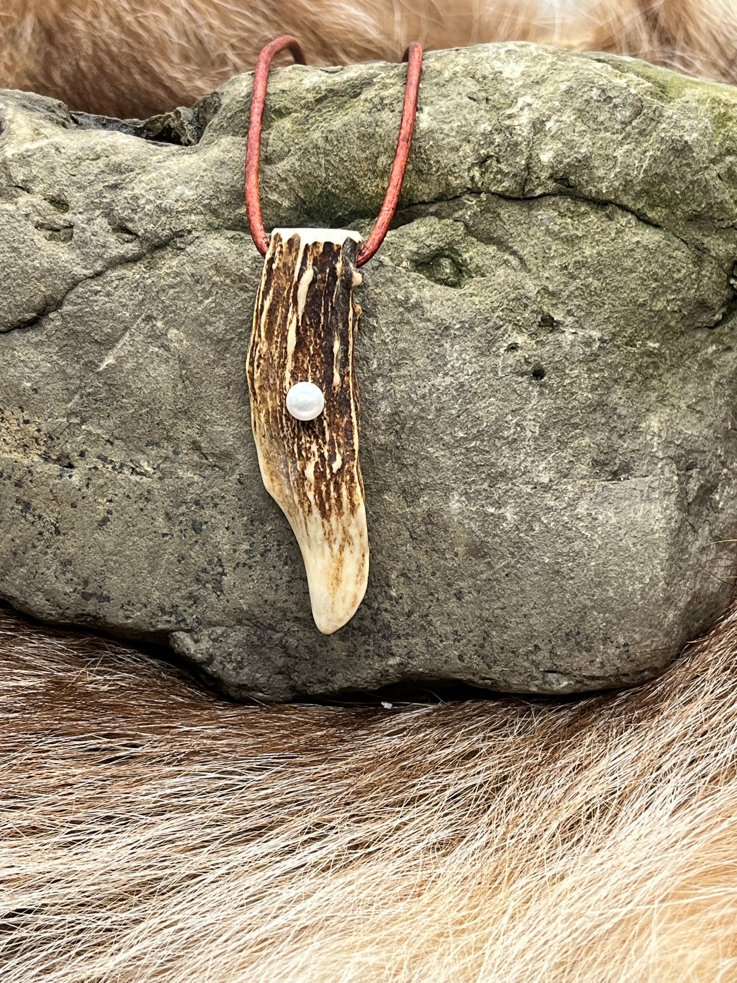 Anhänger aus Hirschhorn mit Kunstperle