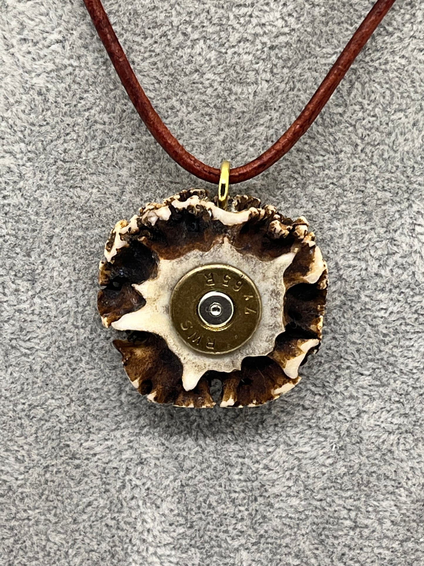 Anhänger aus Rehbockrose mit Patronenhülse