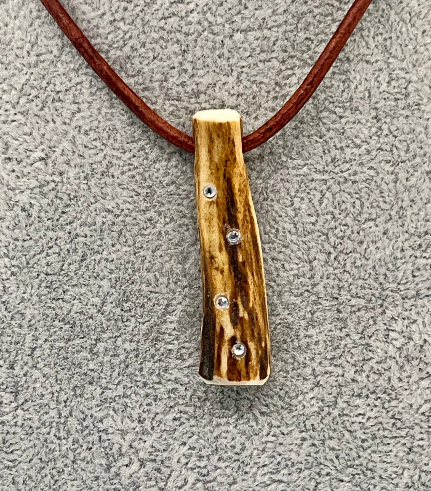 Anhänger aus Hirschhorn mit Strassstein