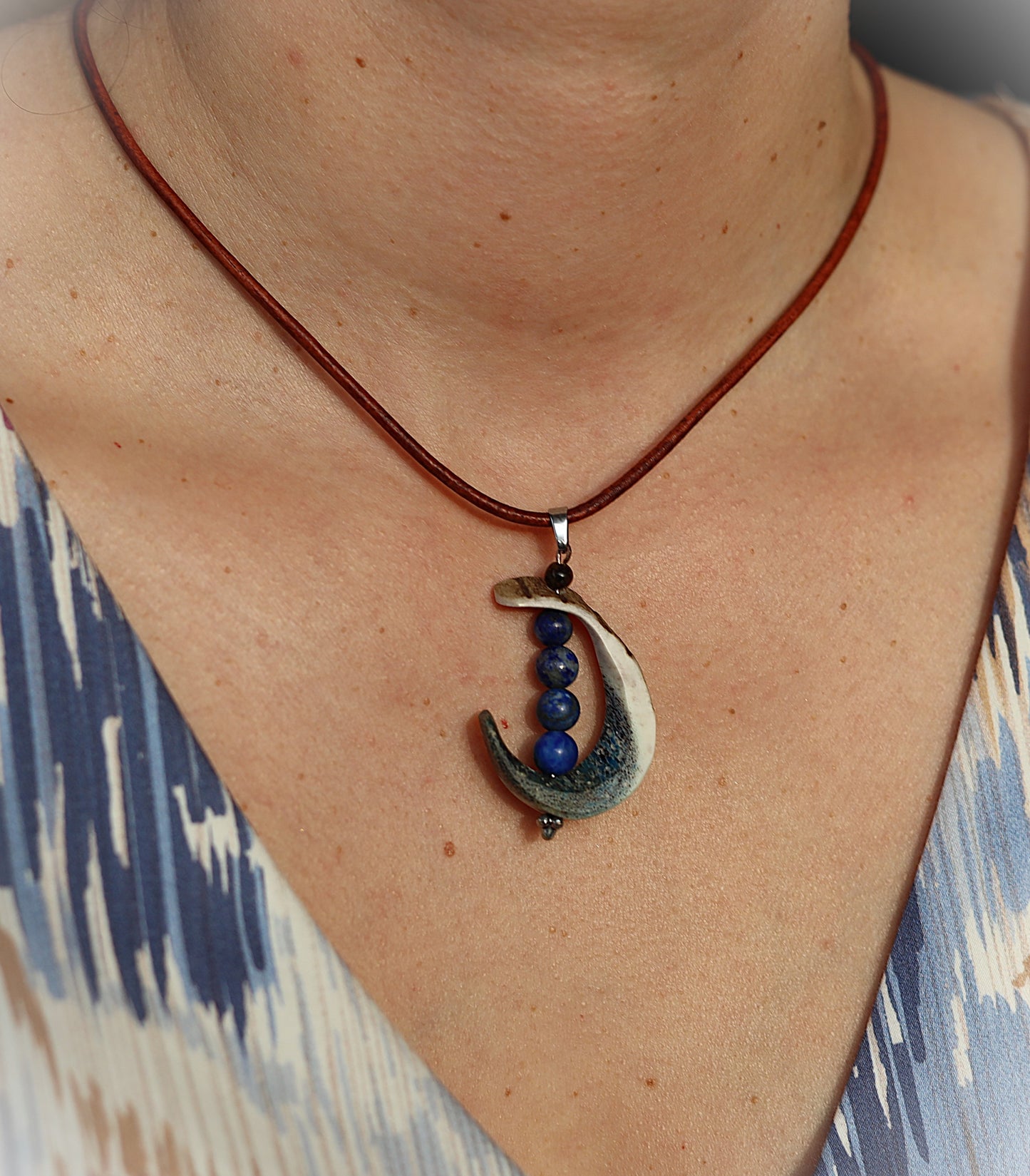 Anhänger aus blauem Hirschhorn mit Lapislazuli Perlen und Tigerauge