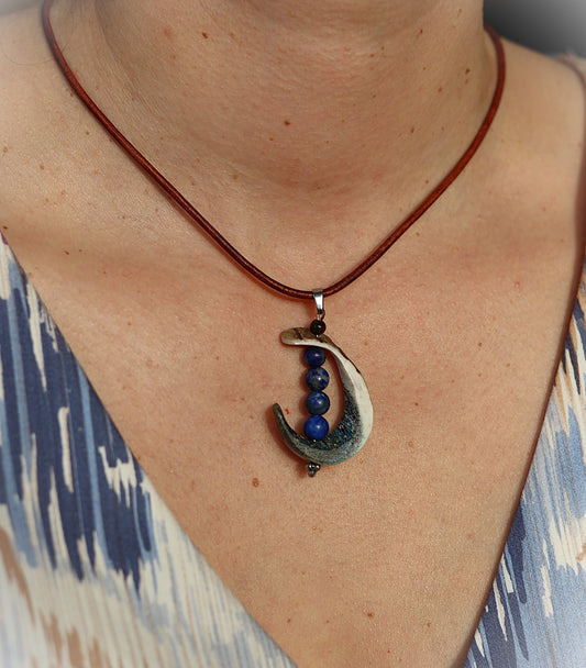 Anhänger aus blauem Hirschhorn mit Lapislazuli Perlen und Tigerauge