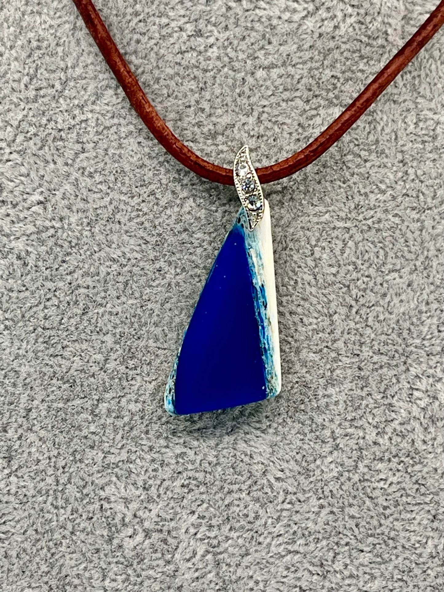 Anhänger aus blauem Hirschhorn