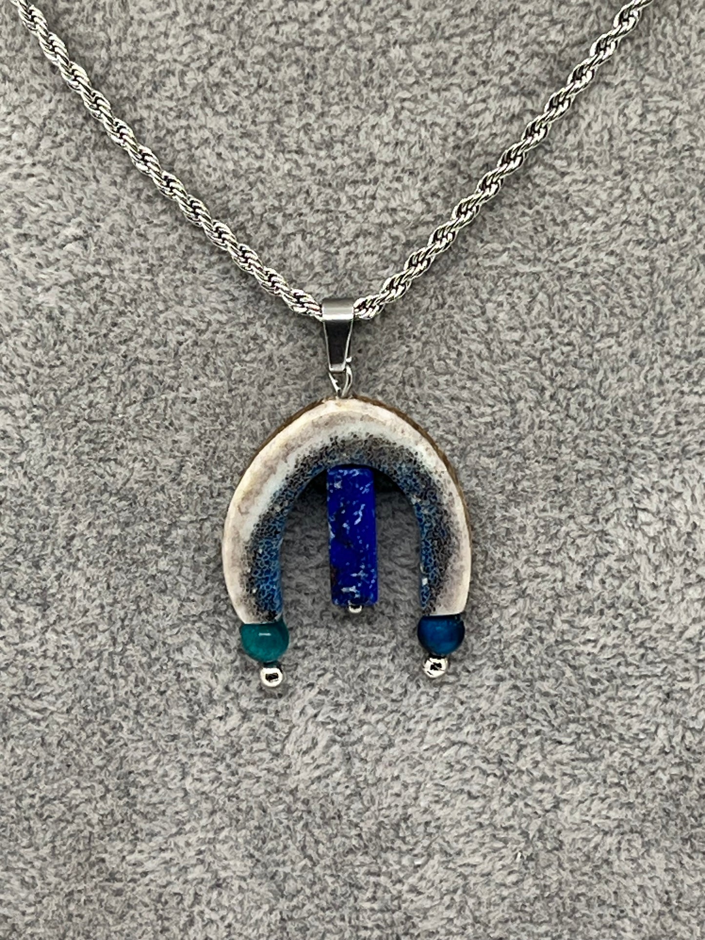 Anhänger aus Hirschhorn, Lapislazuli Steg und blauen Tigeraugen