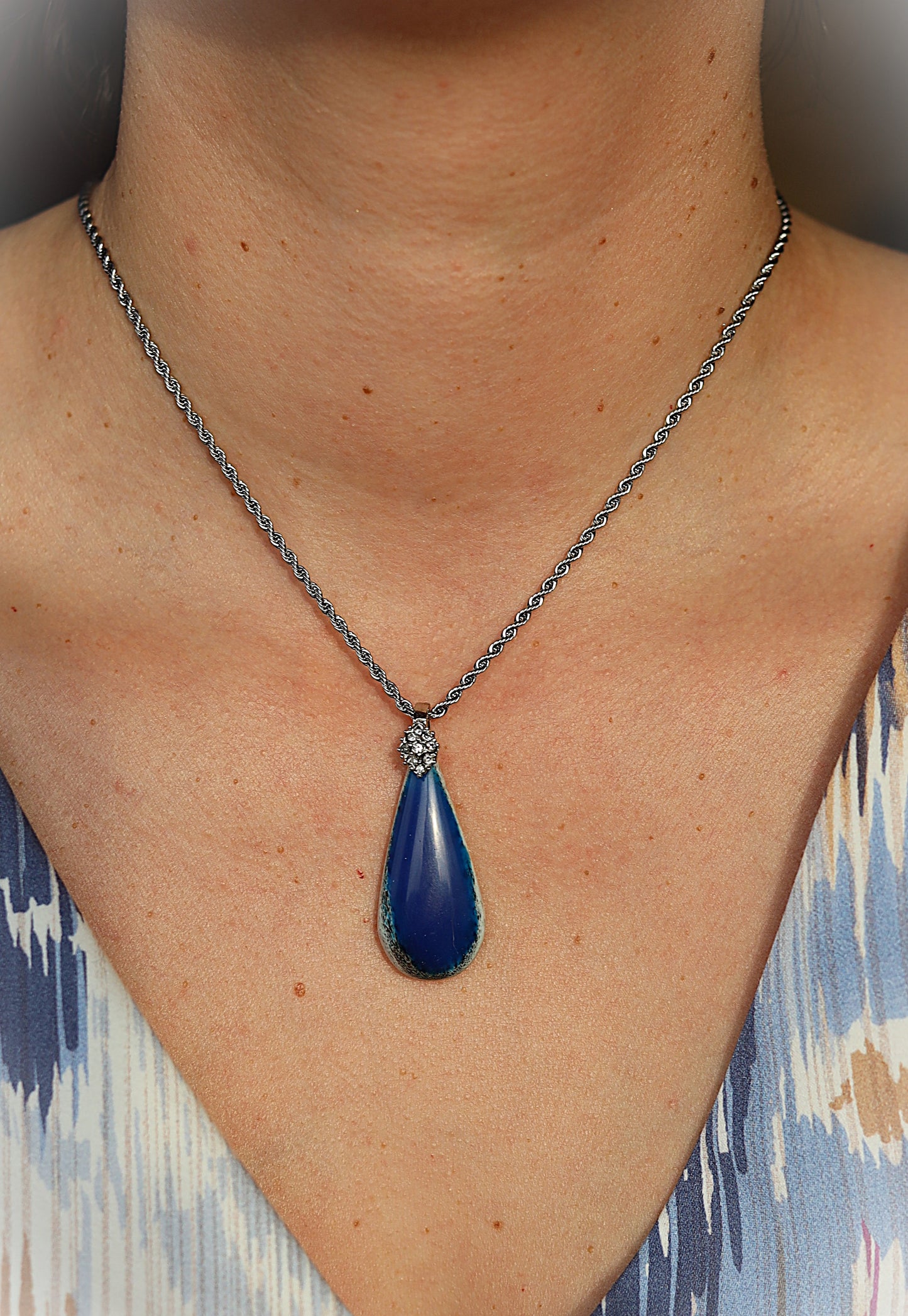 Anhänger aus Hirschhorn mit blauem Epoxidharz