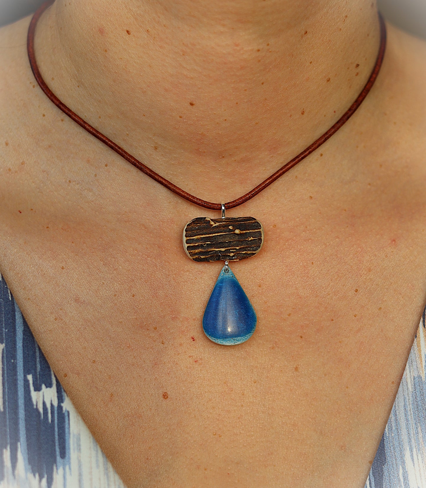 Anhänger aus Hirschhorn mit blauem Epoxidharz