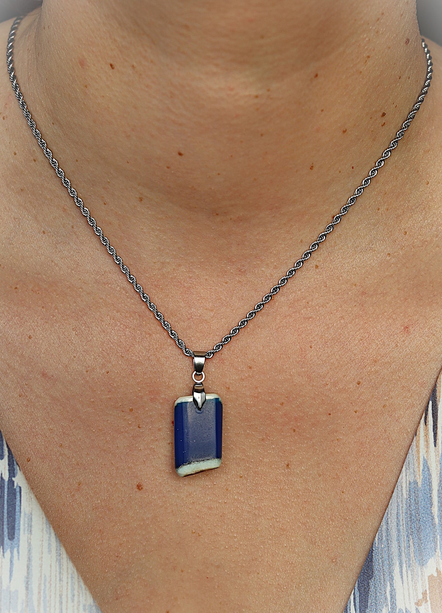 Anhänger aus Hirschhorn mit blauem Epoxidharz