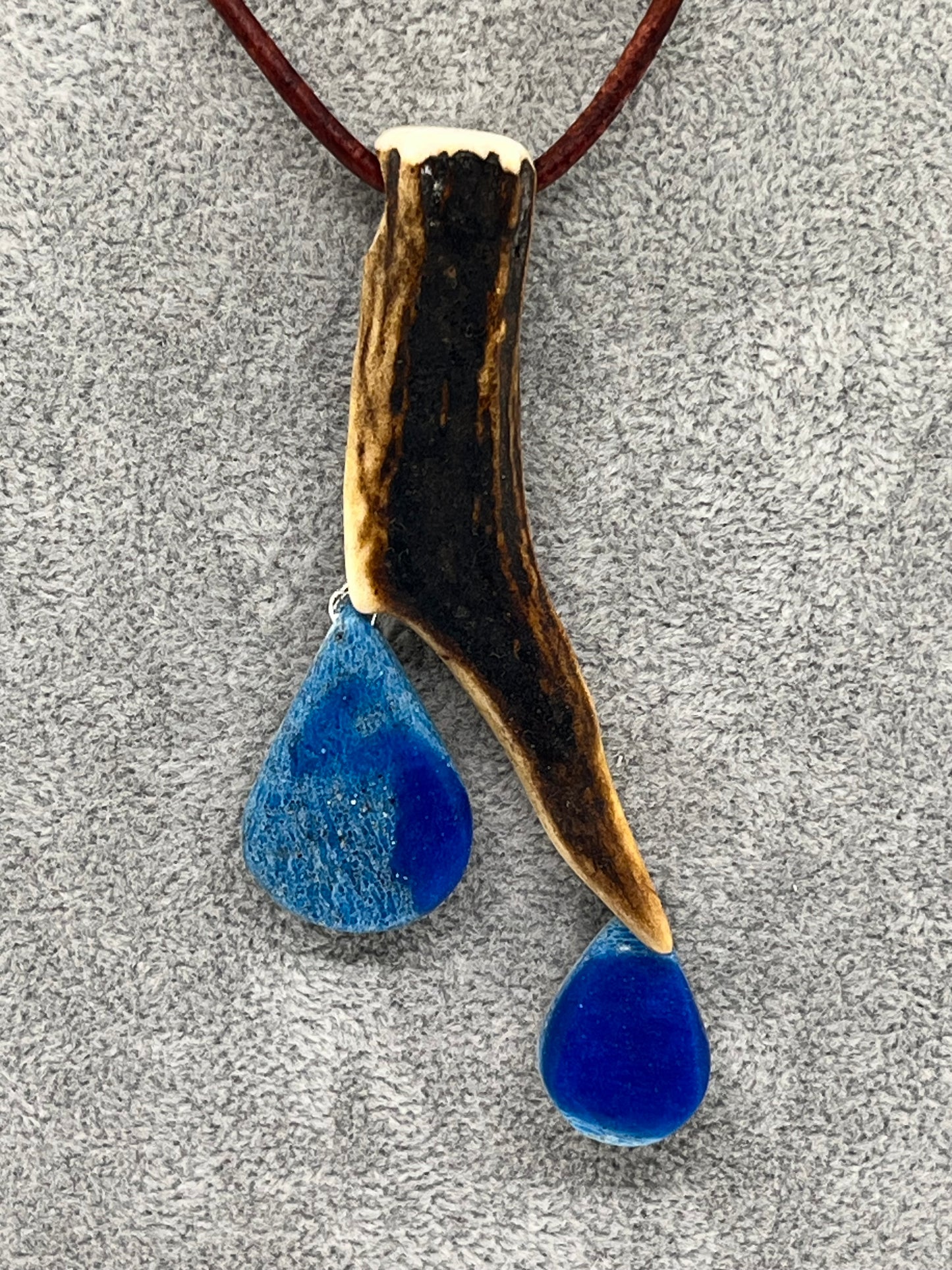 Anhänger aus Hirschhorn mit blauem Epoxidharz