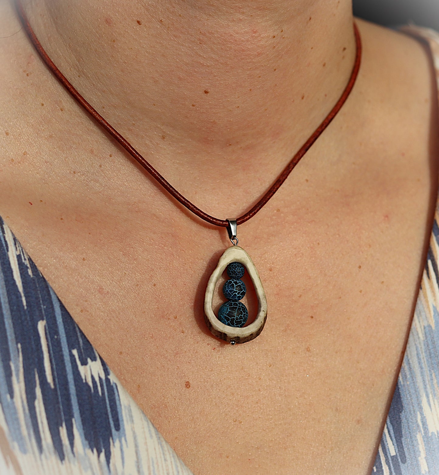 Anhänger aus Hirschhorn mit blauen Steinperlen