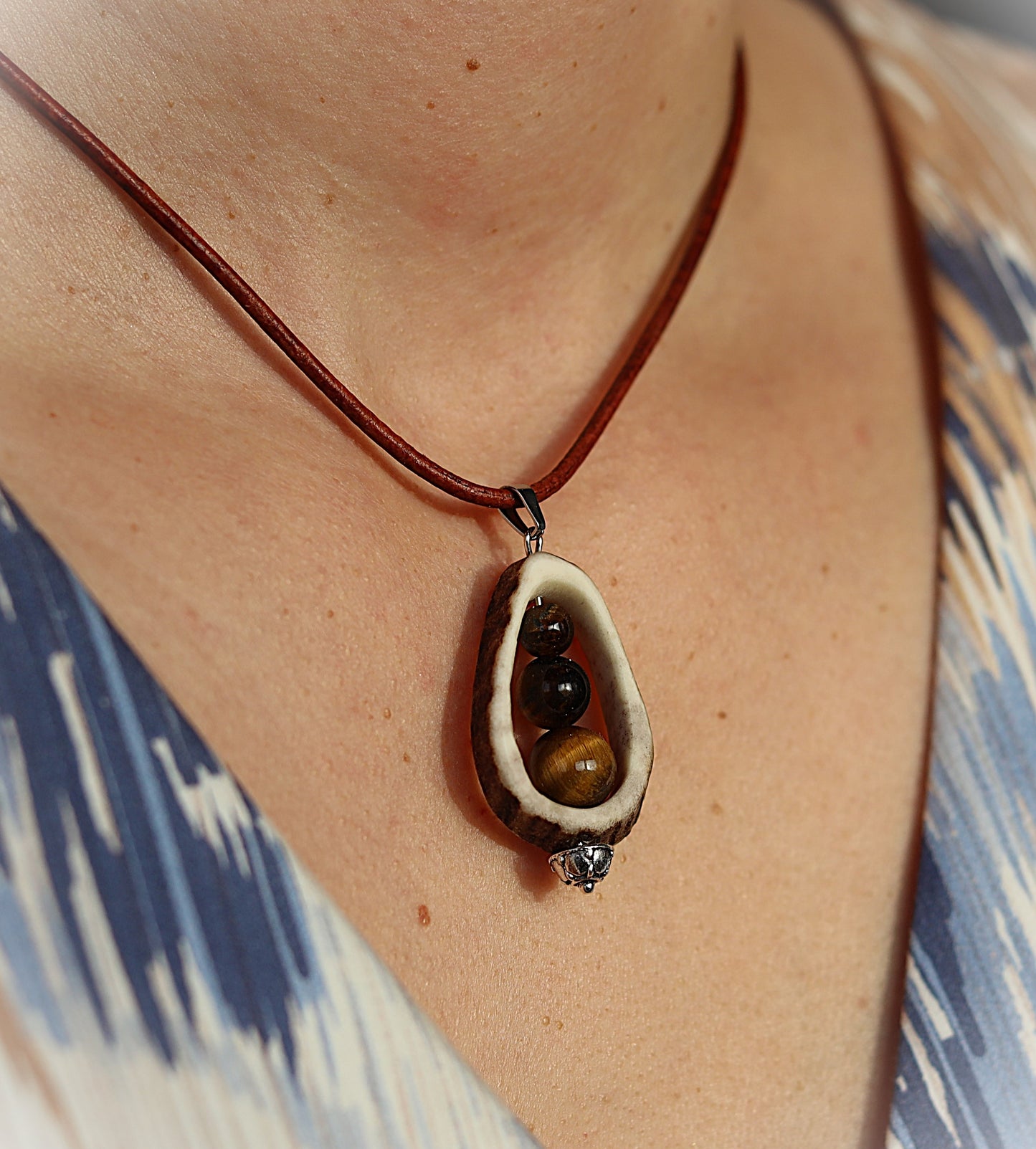 Anhänger aus Hirschhorn mit Tigeraugen