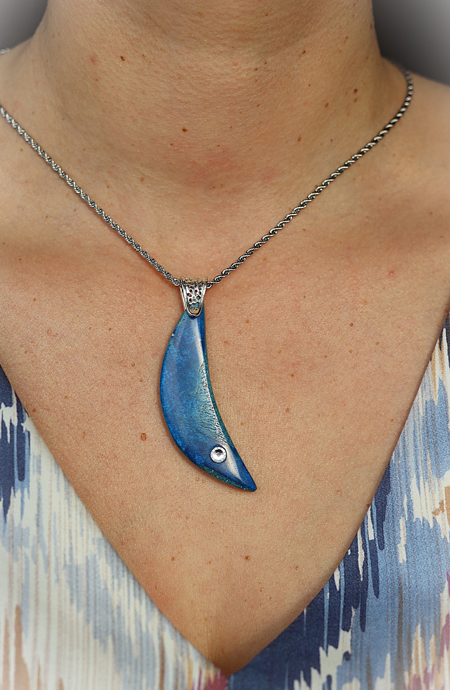 Anhänger aus Hirschhorn mit blauem Epoxidharz, Strassstein und Edelstahlfassung