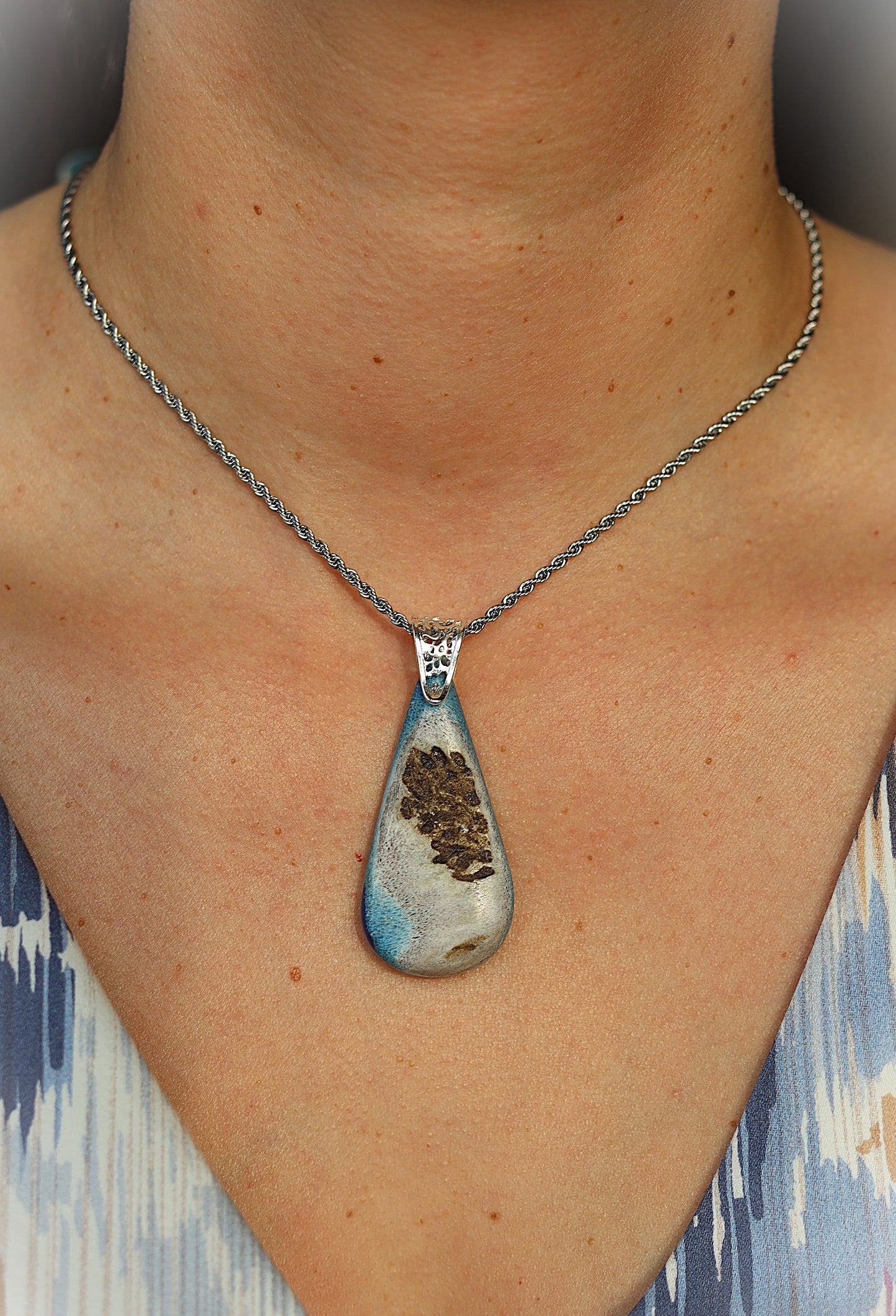 Anhänger aus Hirschhorn mit blauem Epoxidharz und Edelstahlfassung