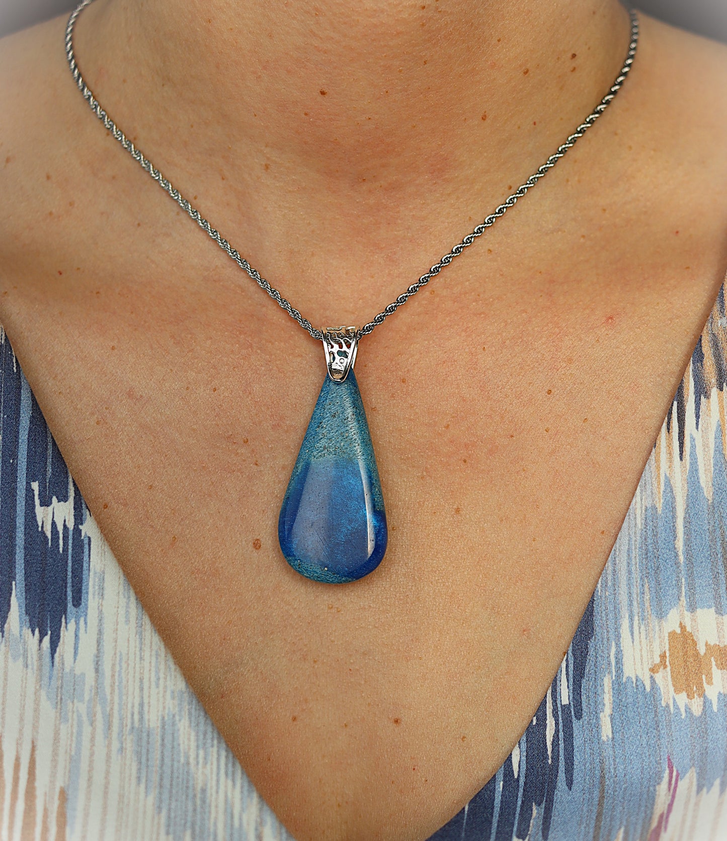 Anhänger aus Hirschhorn mit blauem Epoxidharz und Edelstahlfassung