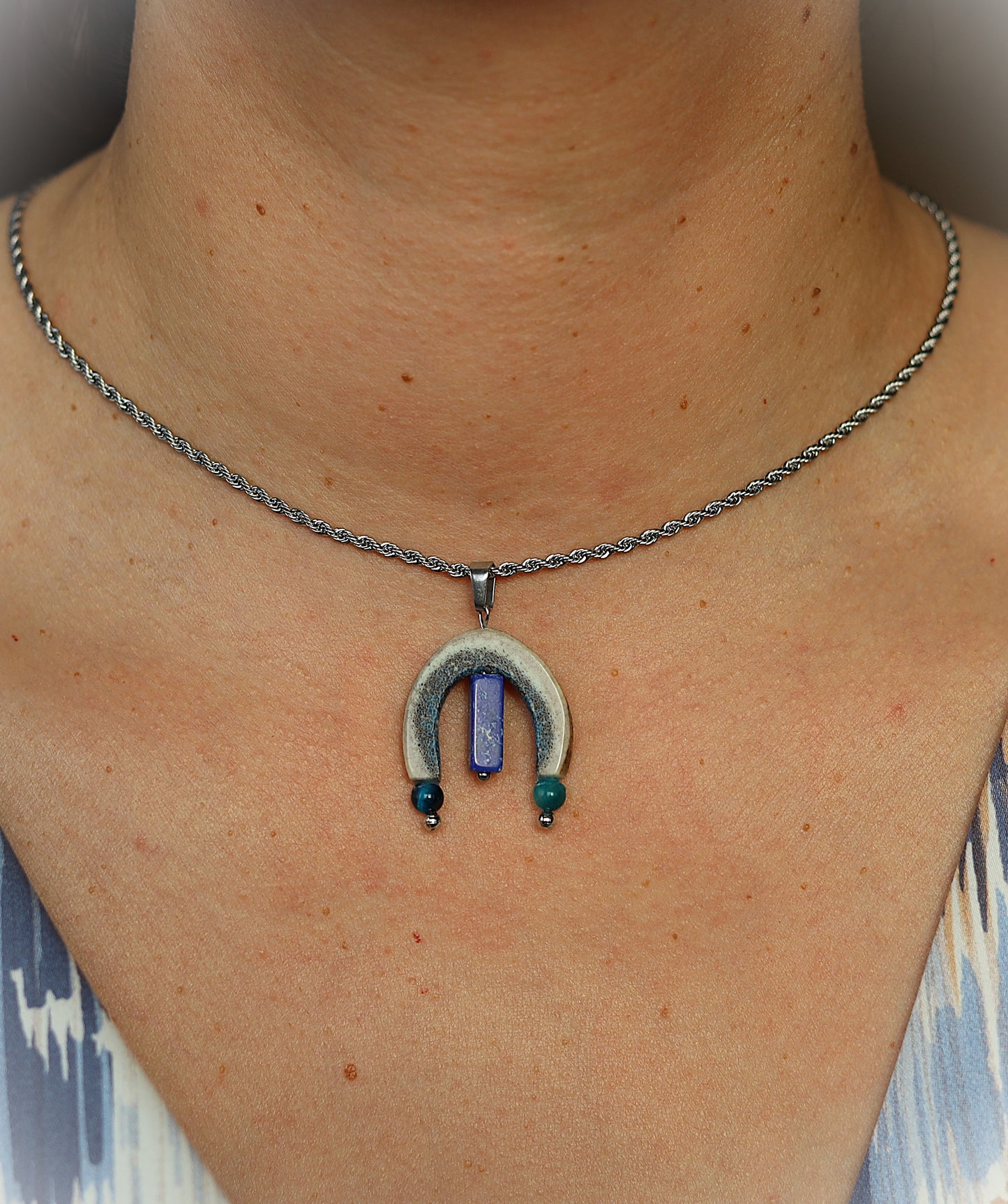 Anhänger aus Hirschhorn, Lapislazuli Steg und blauen Tigeraugen