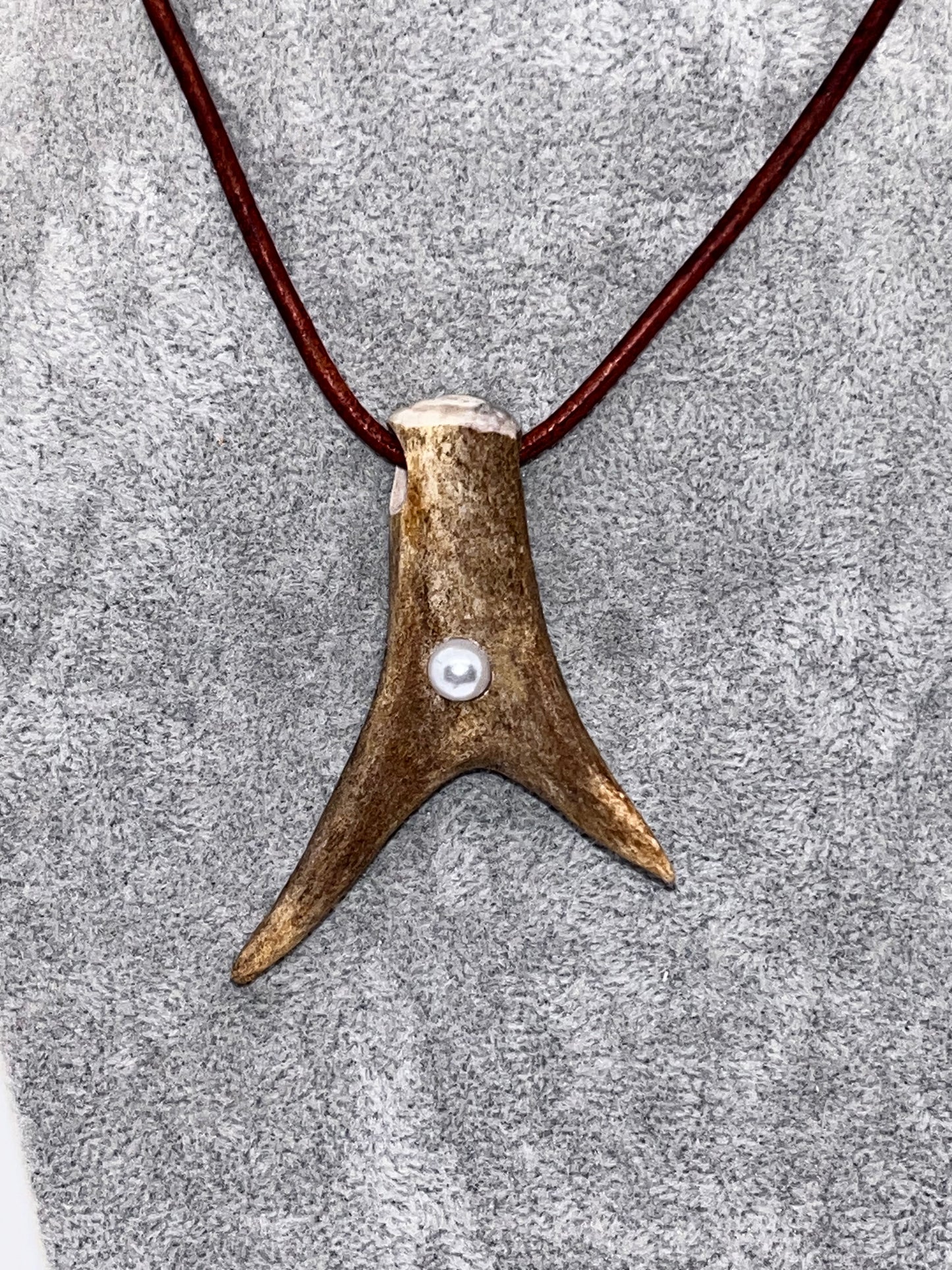 Anhänger aus Hirschhorn mit Kunsthalbperle