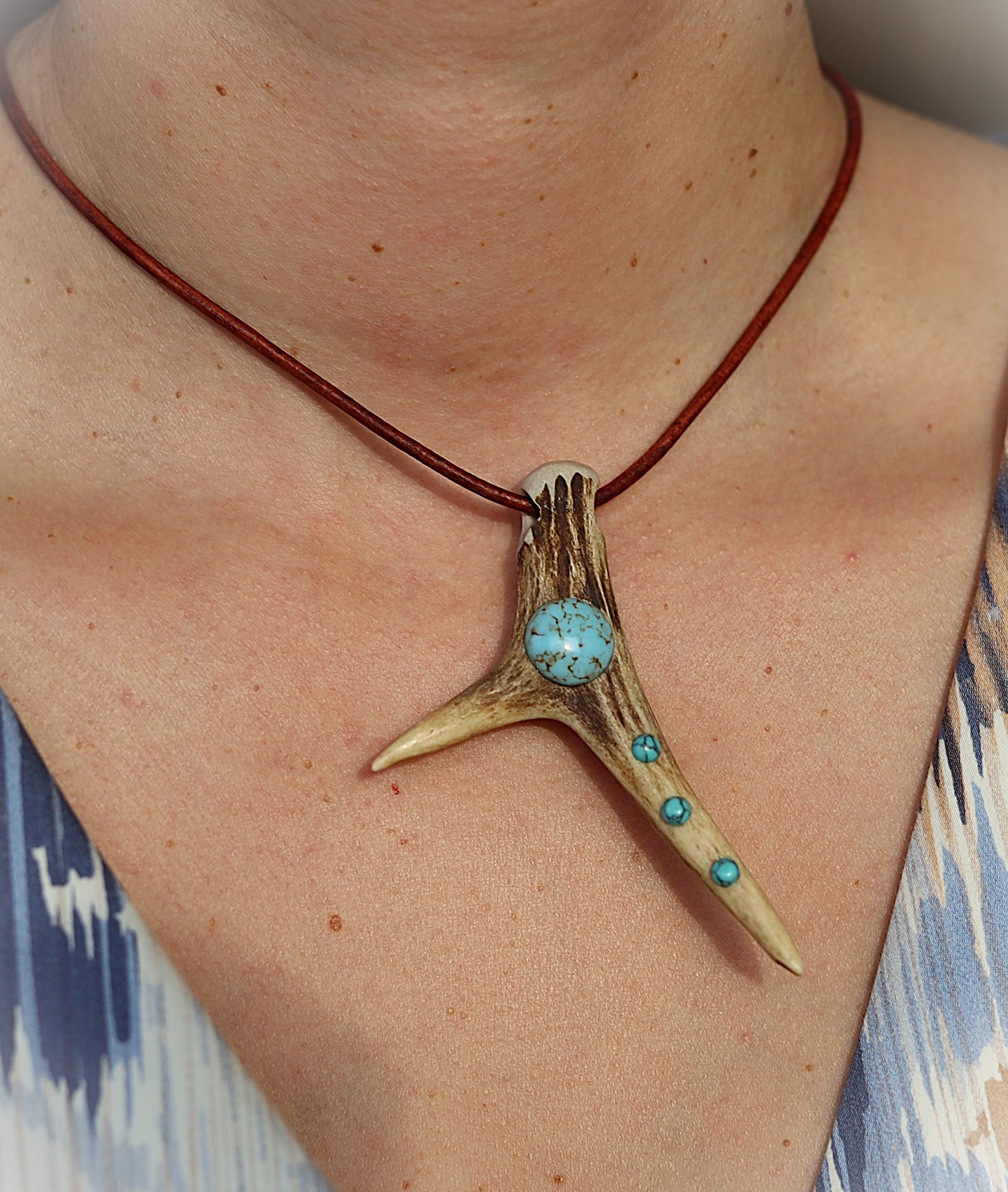 Anhänger aus Hirschhorn mit Türkishalbperlen