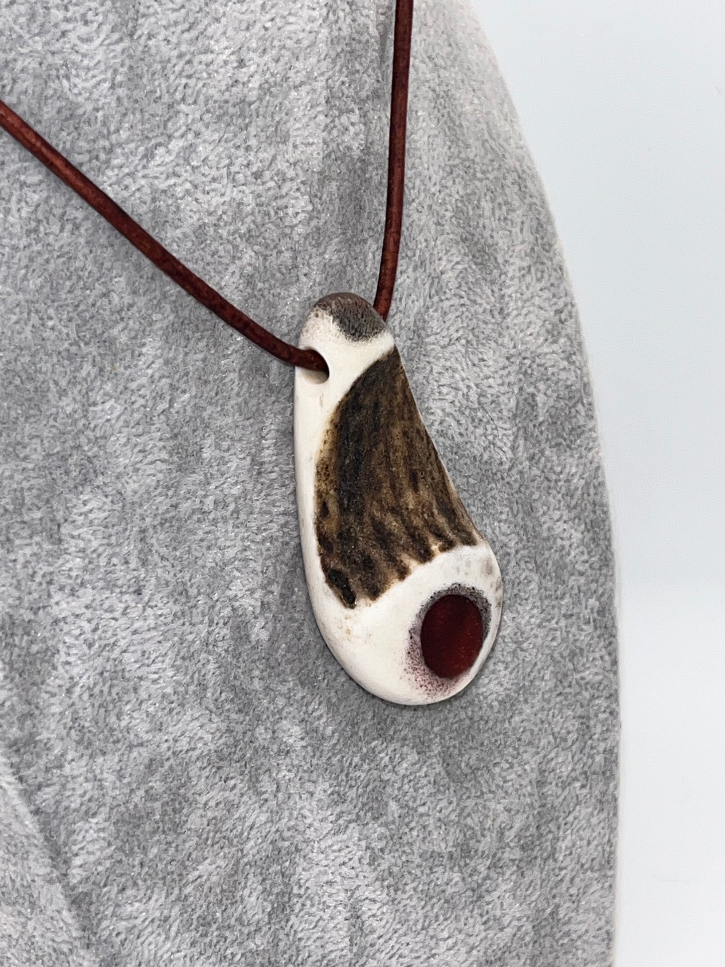 Anhänger aus Hirschhorn mit rotem Epoxidharz