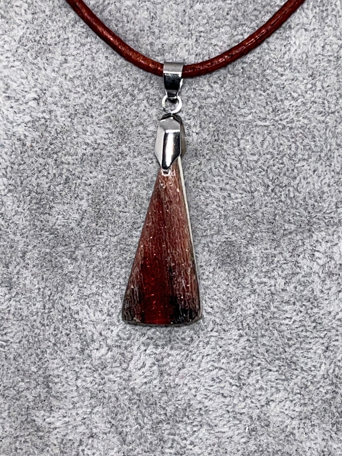 Anhänger aus Hirschhorn mit rotem Epoxidharz