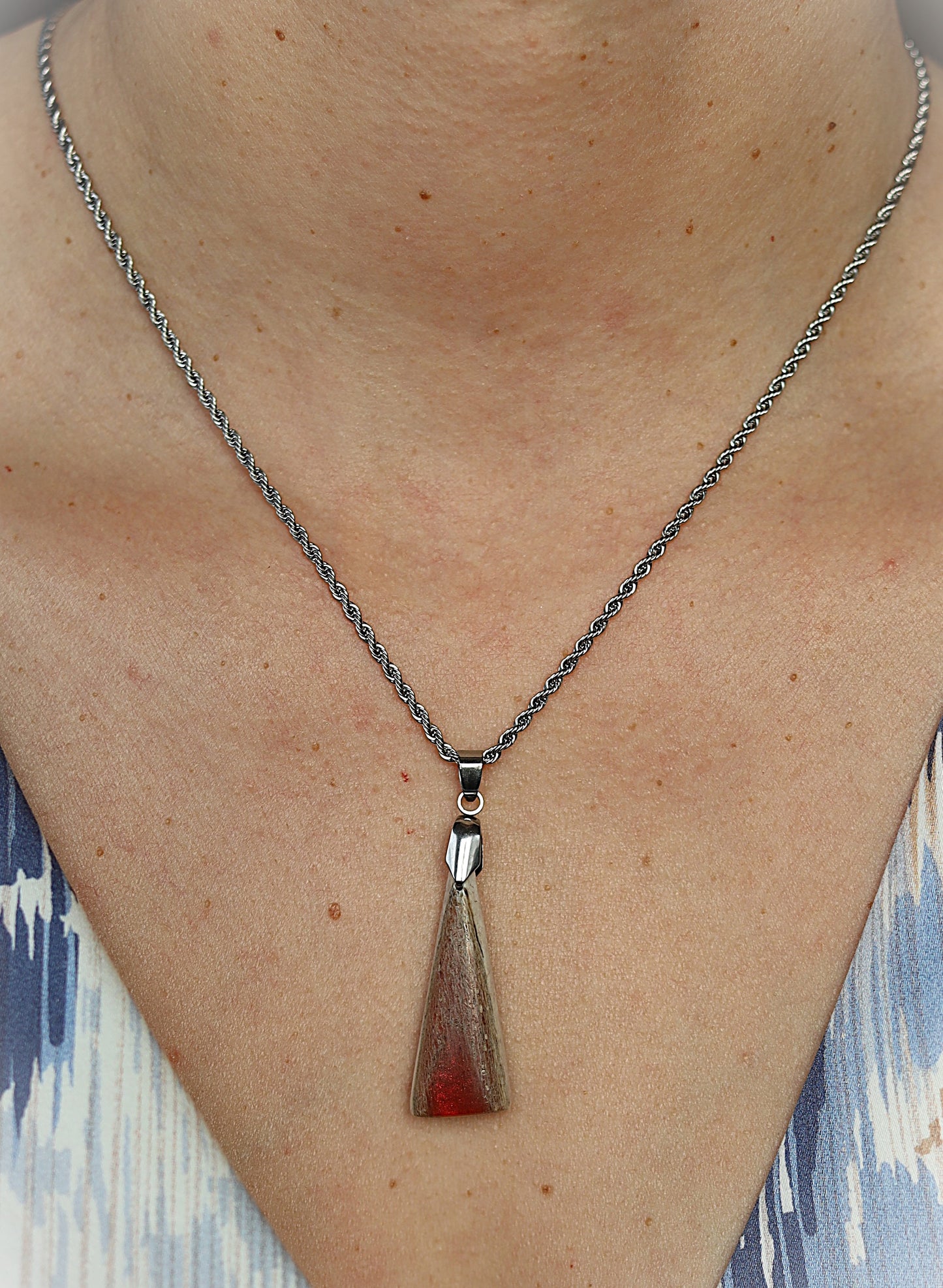 Anhänger aus Hirschhorn mit rotem Epoxidharz