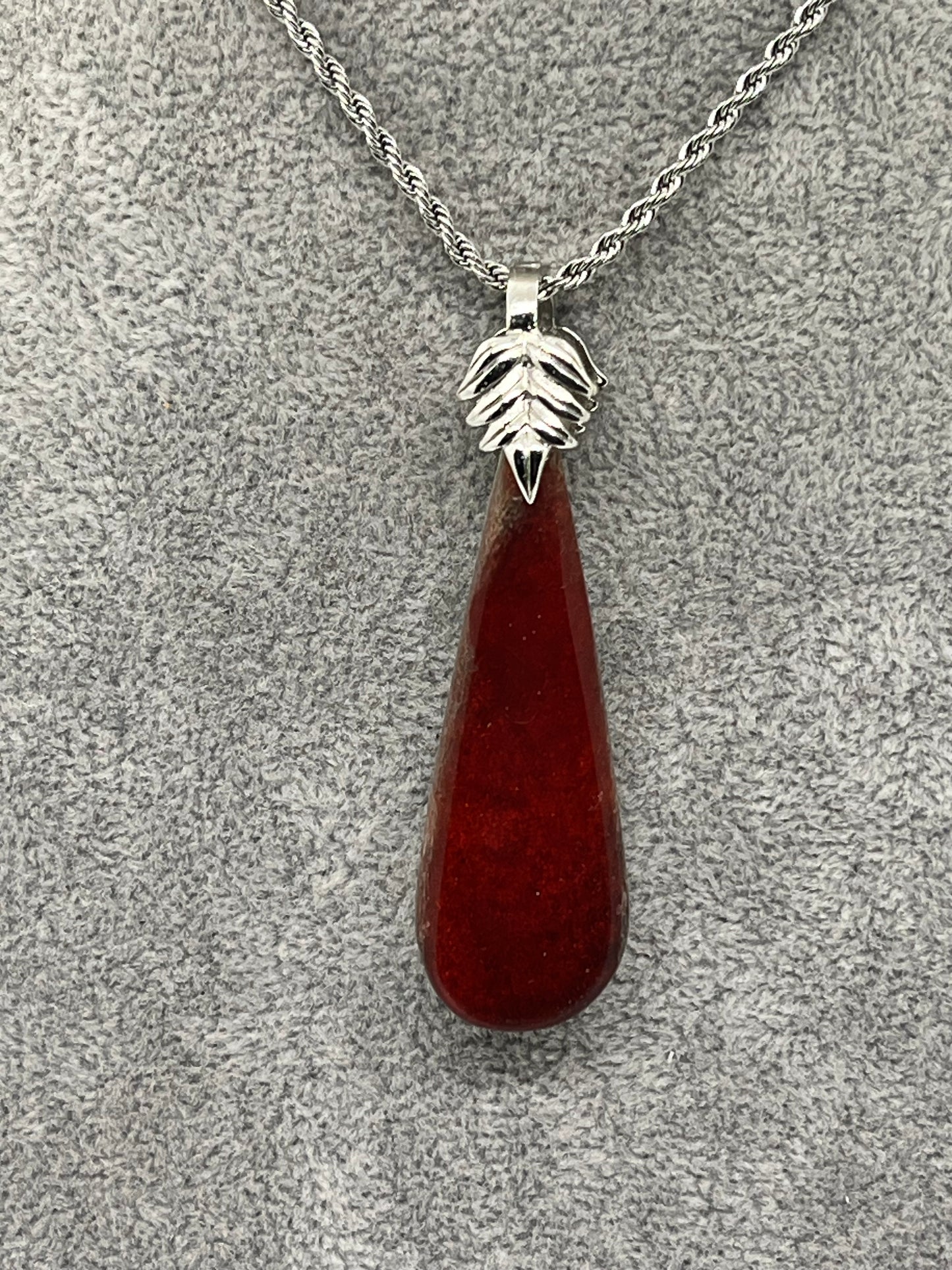 Anhänger aus Hirschhorn mit rotem Epoxidharz