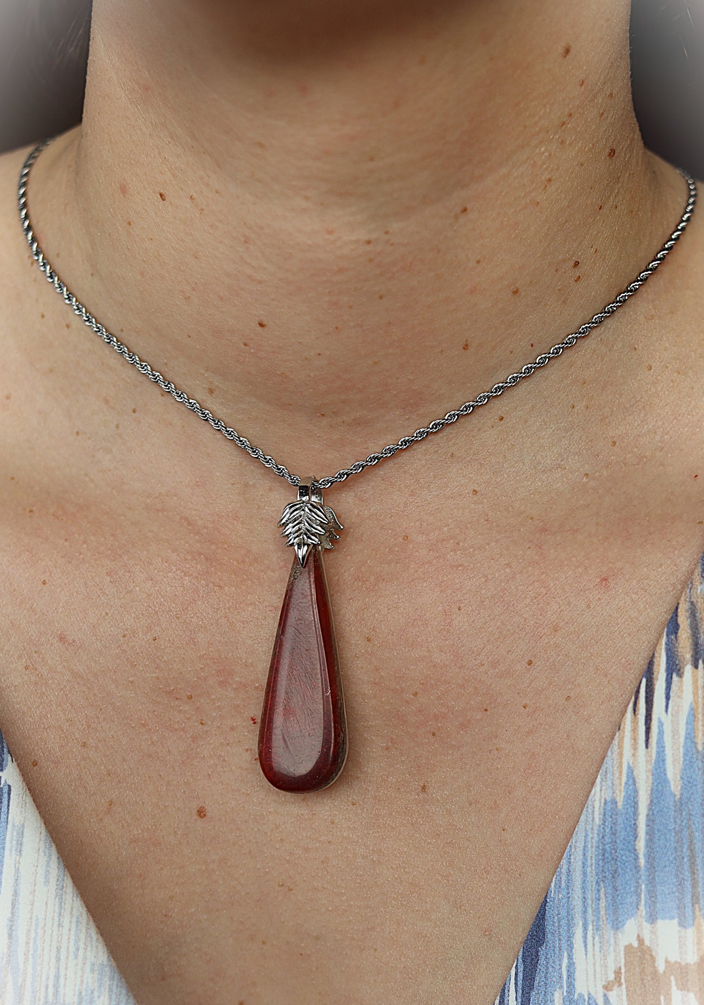 Anhänger aus Hirschhorn mit rotem Epoxidharz