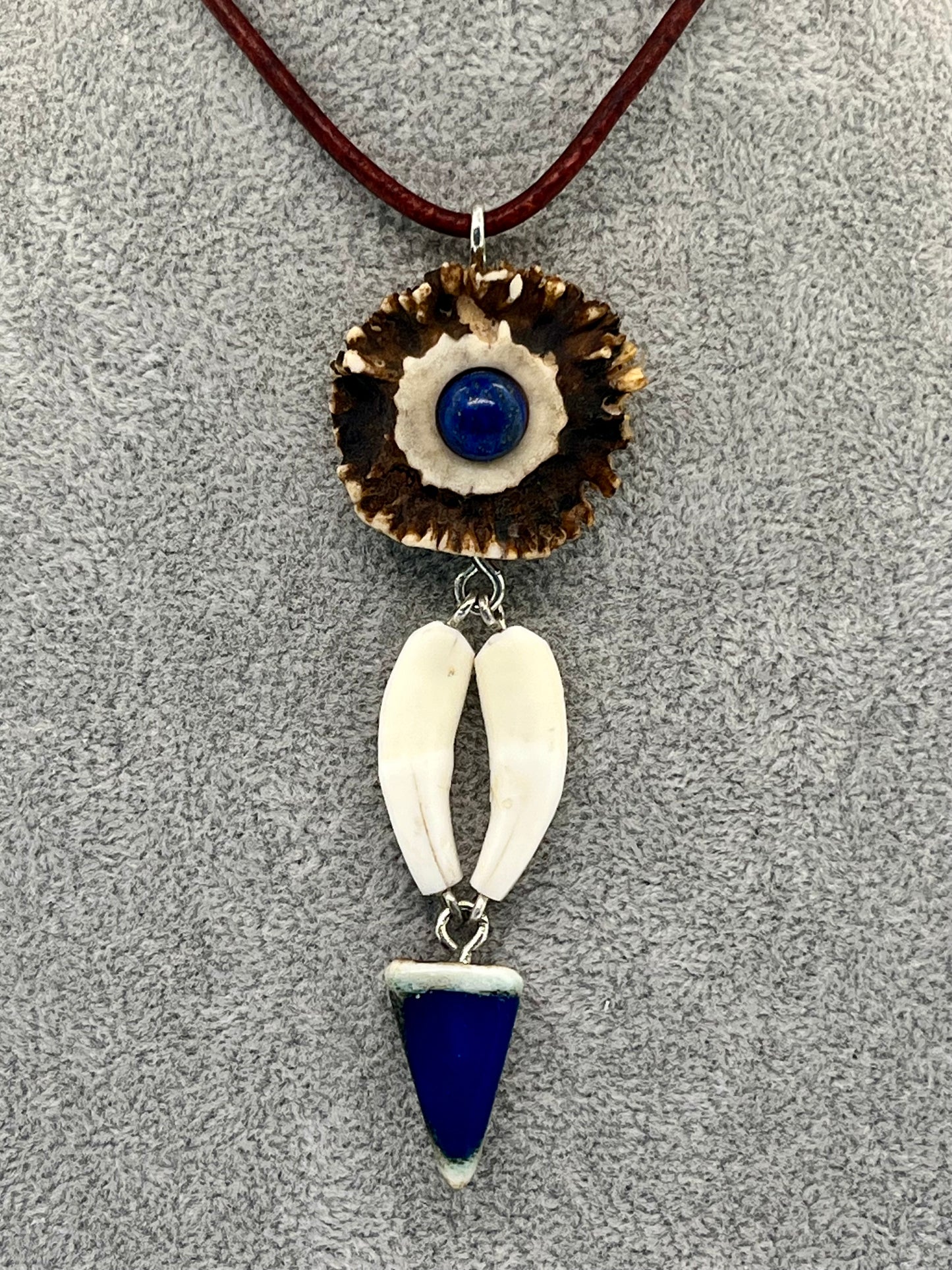 Anhänger aus Rehbockrose, Lapislazuli, Fuchshaken und blauem Hirschhorn