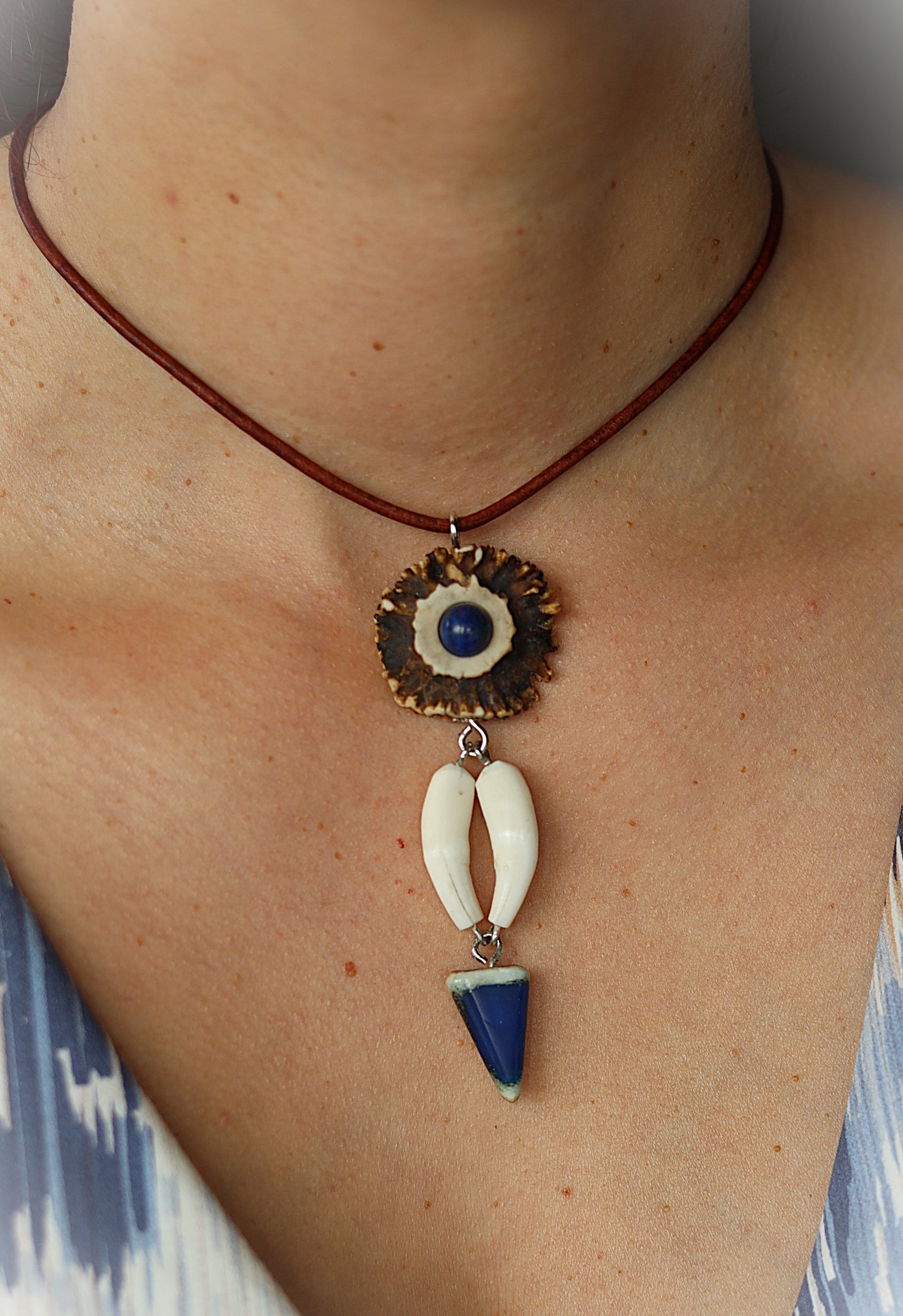 Anhänger aus Rehbockrose, Lapislazuli, Fuchshaken und blauem Hirschhorn
