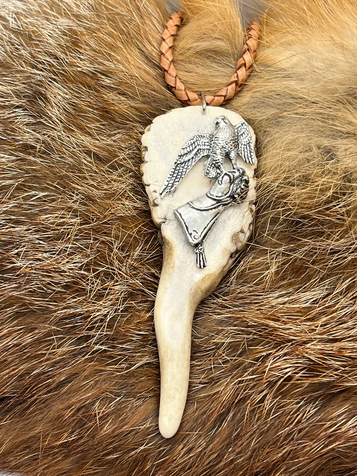 Anhänger aus Damwildhorn mit Falkner-Motiv aus Metall