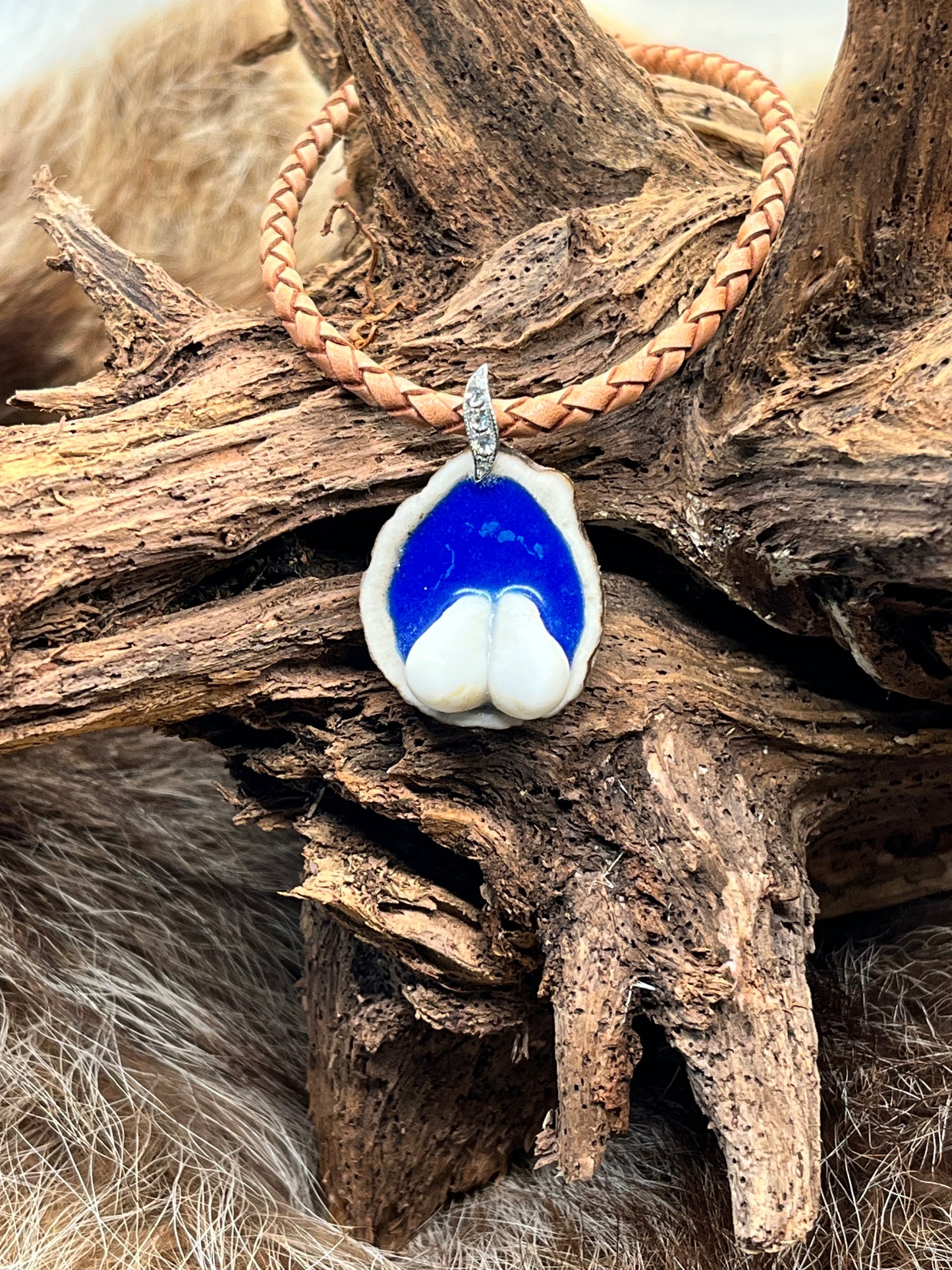 Anhänger aus Hirschhorn, farbigem Harz und Grandeln