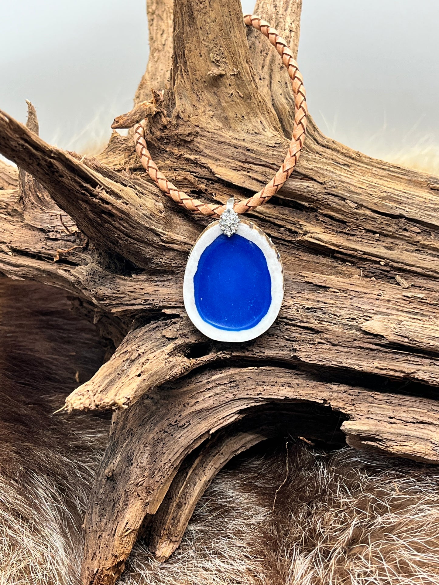 Anhänger aus Hirschhorn mit blauem Kunstharz