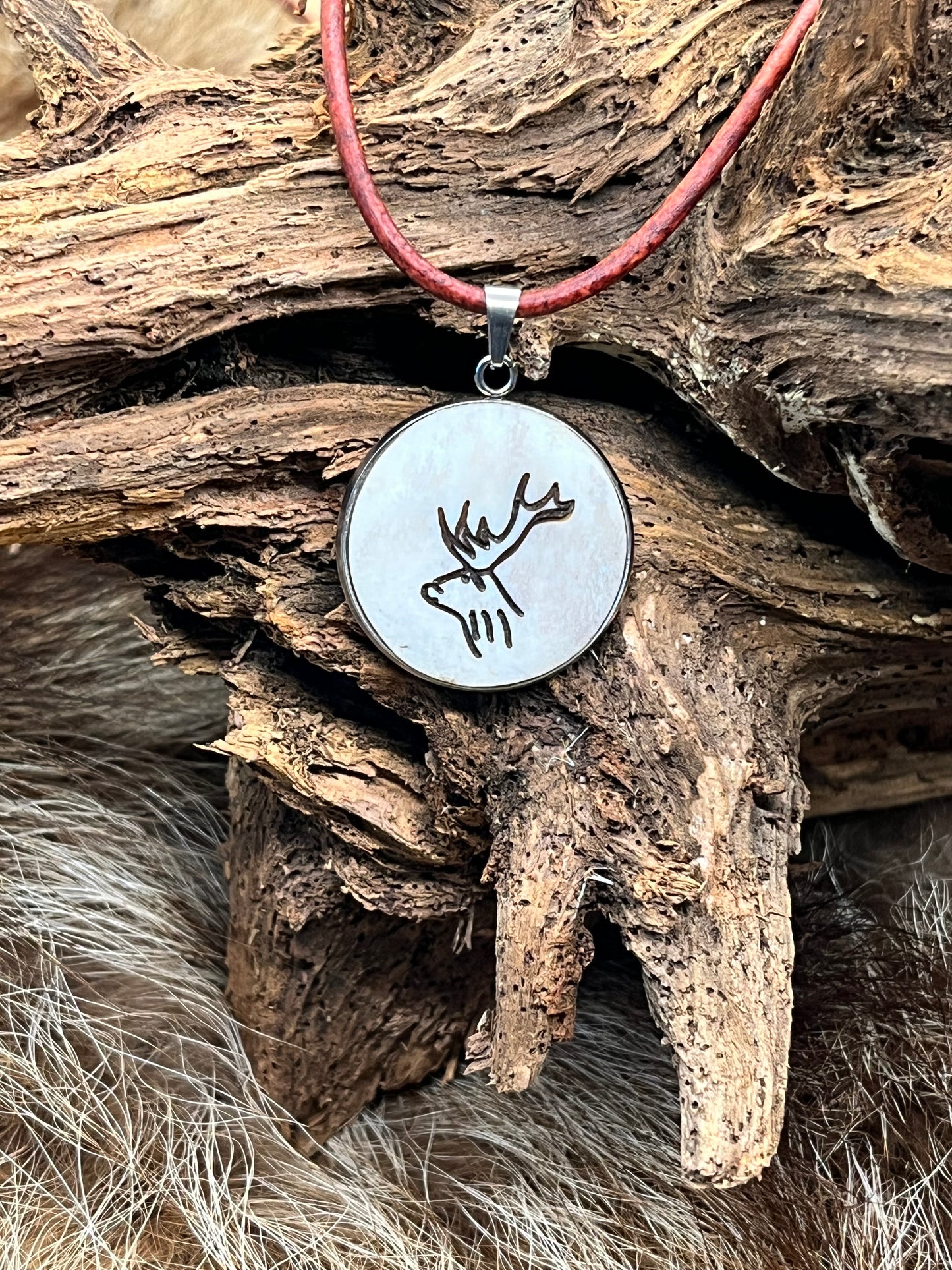 Medaillon aus Büffelbein "Rothirsch"