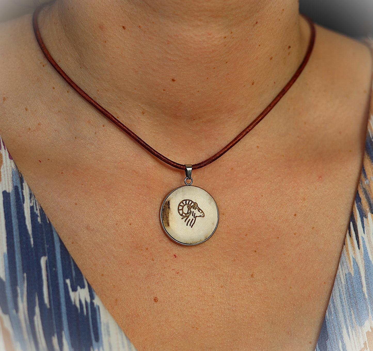 Medaillon aus Hirschhorn „Widder“