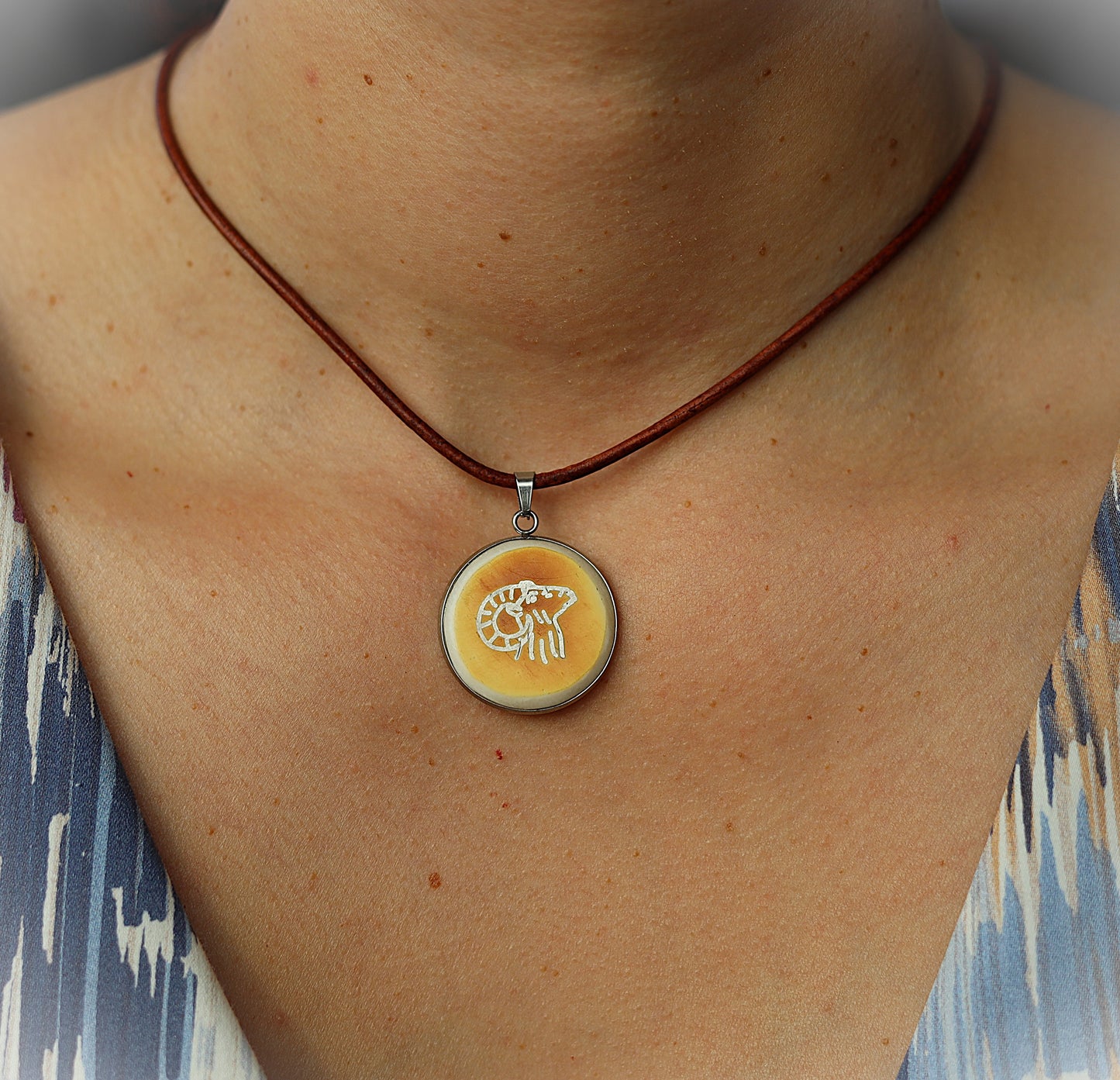 Medaillon aus Büffelbein, Silbereinlage „Widder“