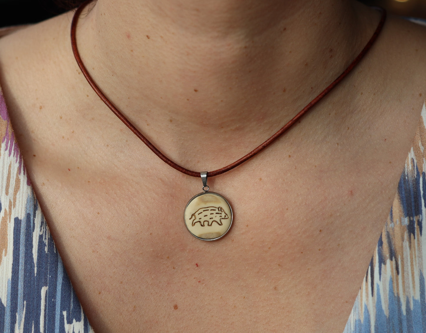 Medaillon aus Hirschhorn „Wildschwein“